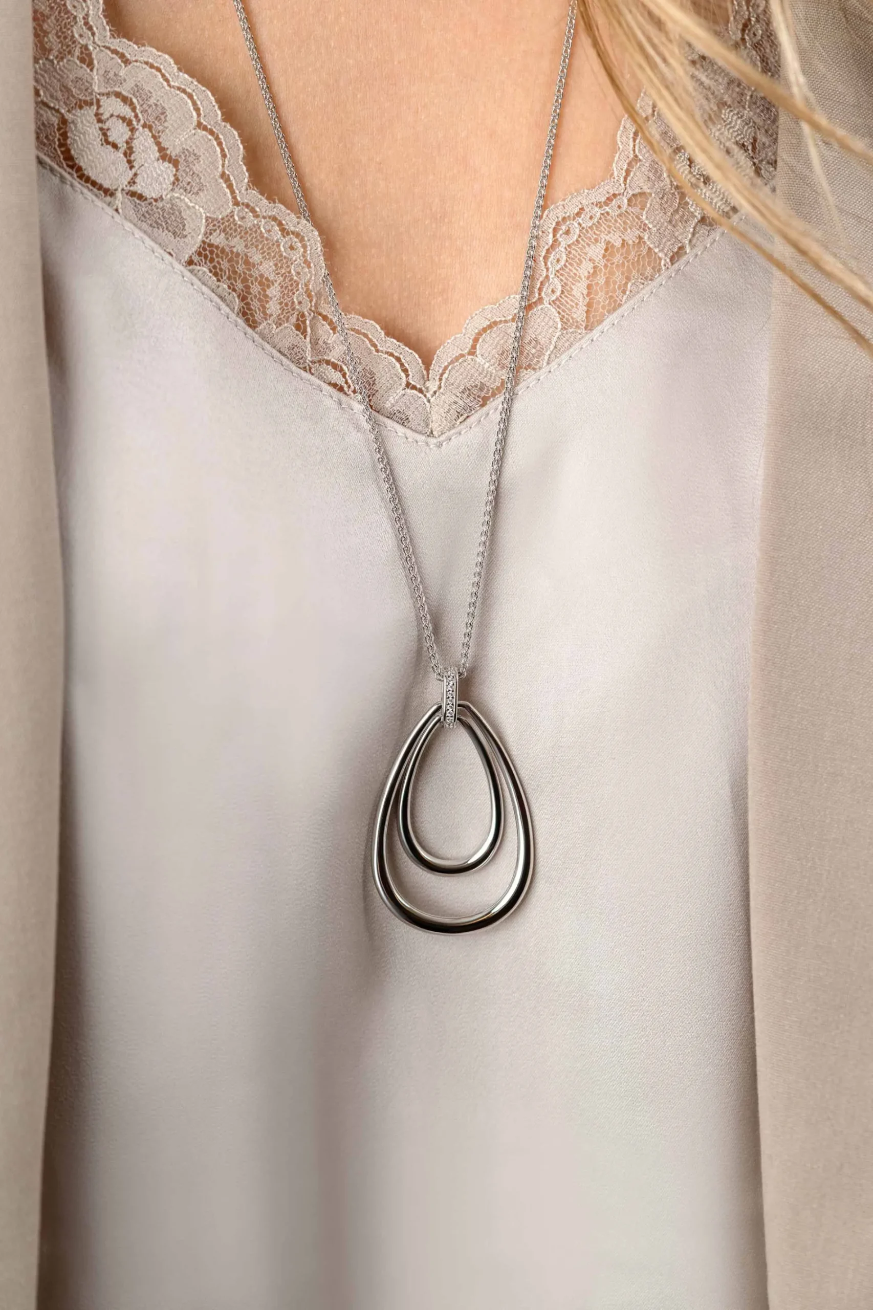 70cm ZINZI zilveren ketting met luxe ovale hanger 45mm, valt lang om de hals ZIC2489