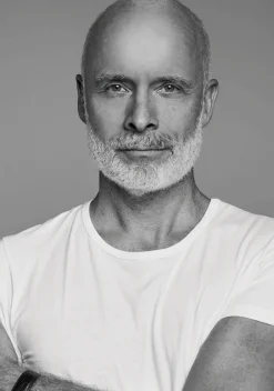 Mart Visser by ZINZI zilveren oorstekers taps toelopend met witte zirconia's 12 x 4mm MVO21