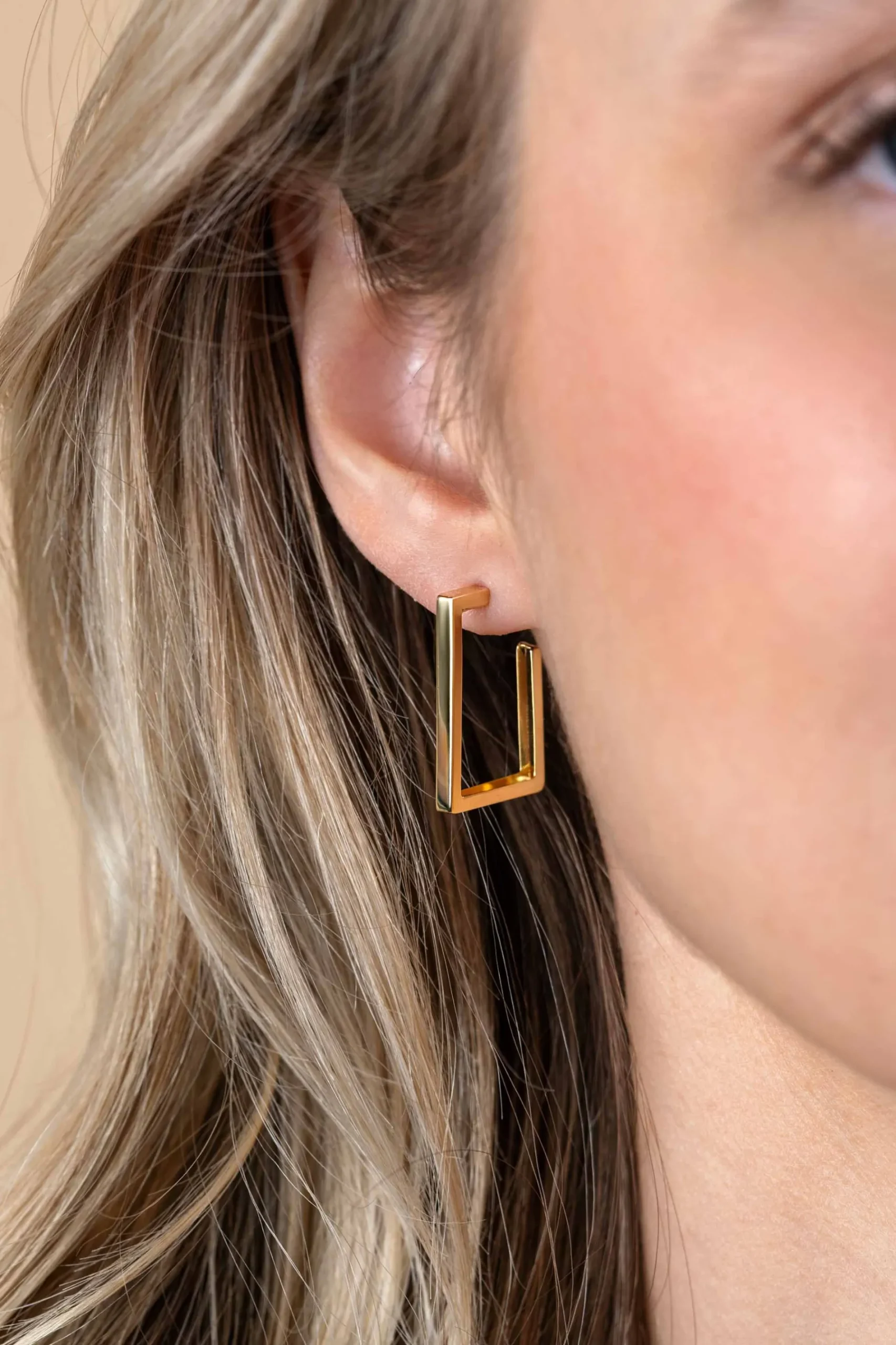 23mm ZINZI Gold 14 karaat gouden oorstekers met grote strakke vierkantsvorm. Grootte 23 x 2,4mm. ZGO482