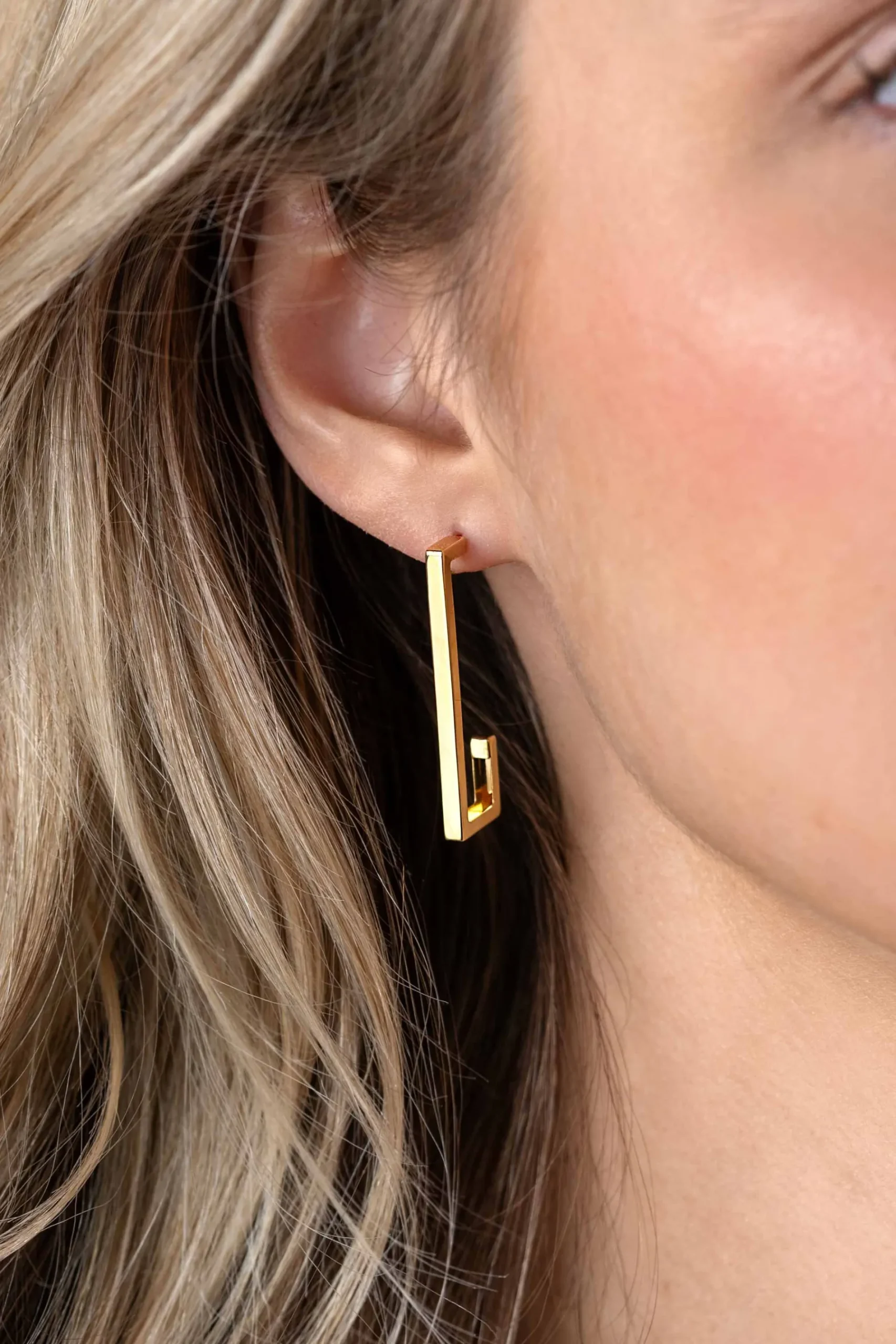 33mm ZINZI Gold 14 karaat gouden oorstekers met grote strakke rechthoeksvorm. Grootte 33 x 2,4mm. ZGO483