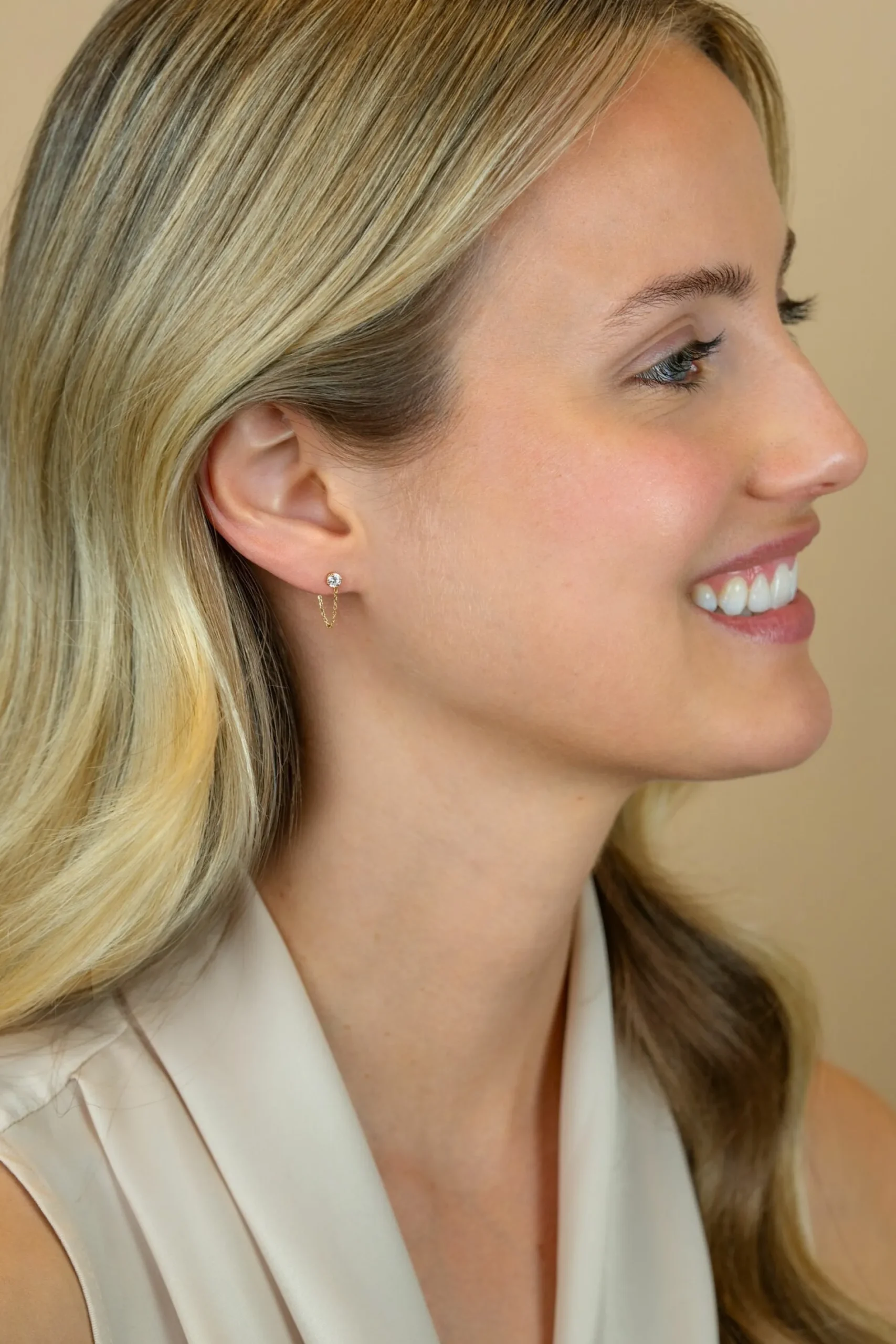12mm ZINZI Gold 14 krt gouden oorstekers met ketting en ronde witte zirkonia ZGO552