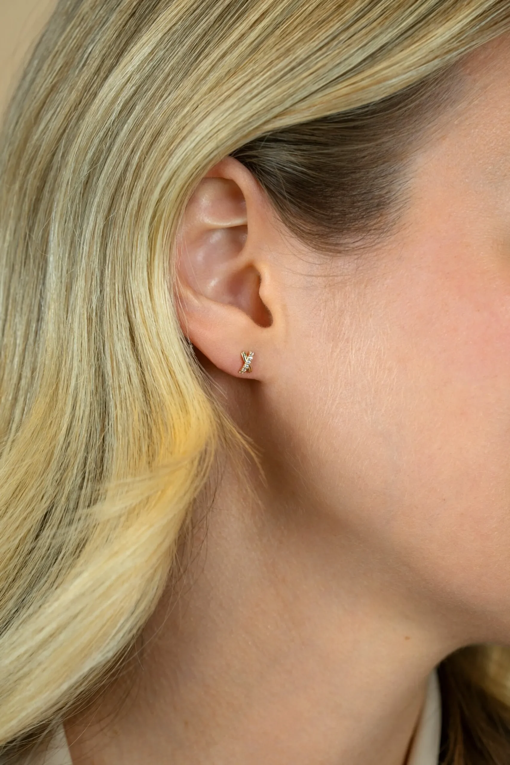 6mm ZINZI Gold 14 krt gouden oorstekers met X-vorm, bezet met witte zirkonia's ZGO549