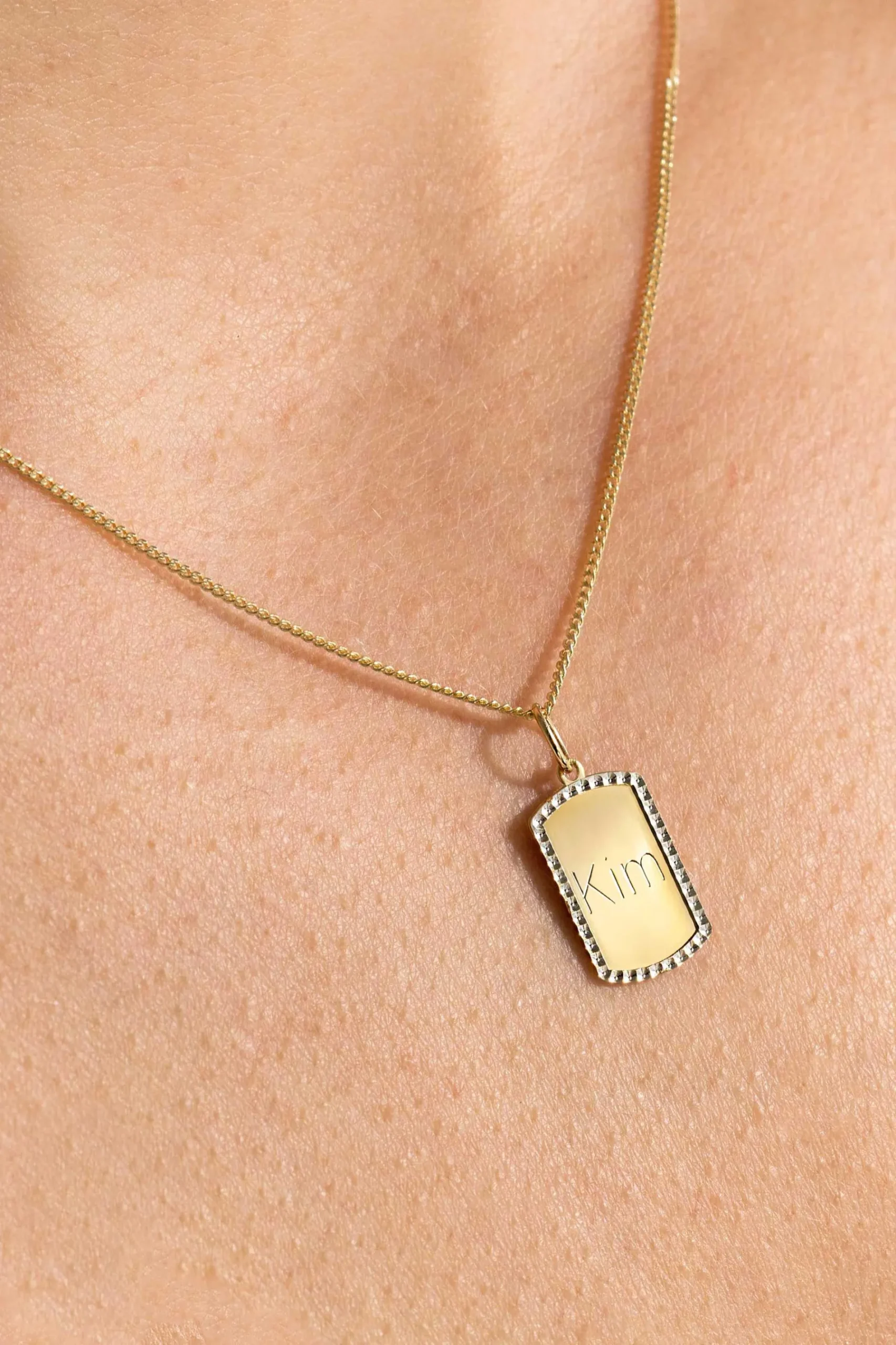 14mm ZINZI Gold 14 krt gouden graveerplaat in rechthoeksvorm van 14 x 9mm en met chique witgouden parelrand ZGH365-14 (zonder collier)