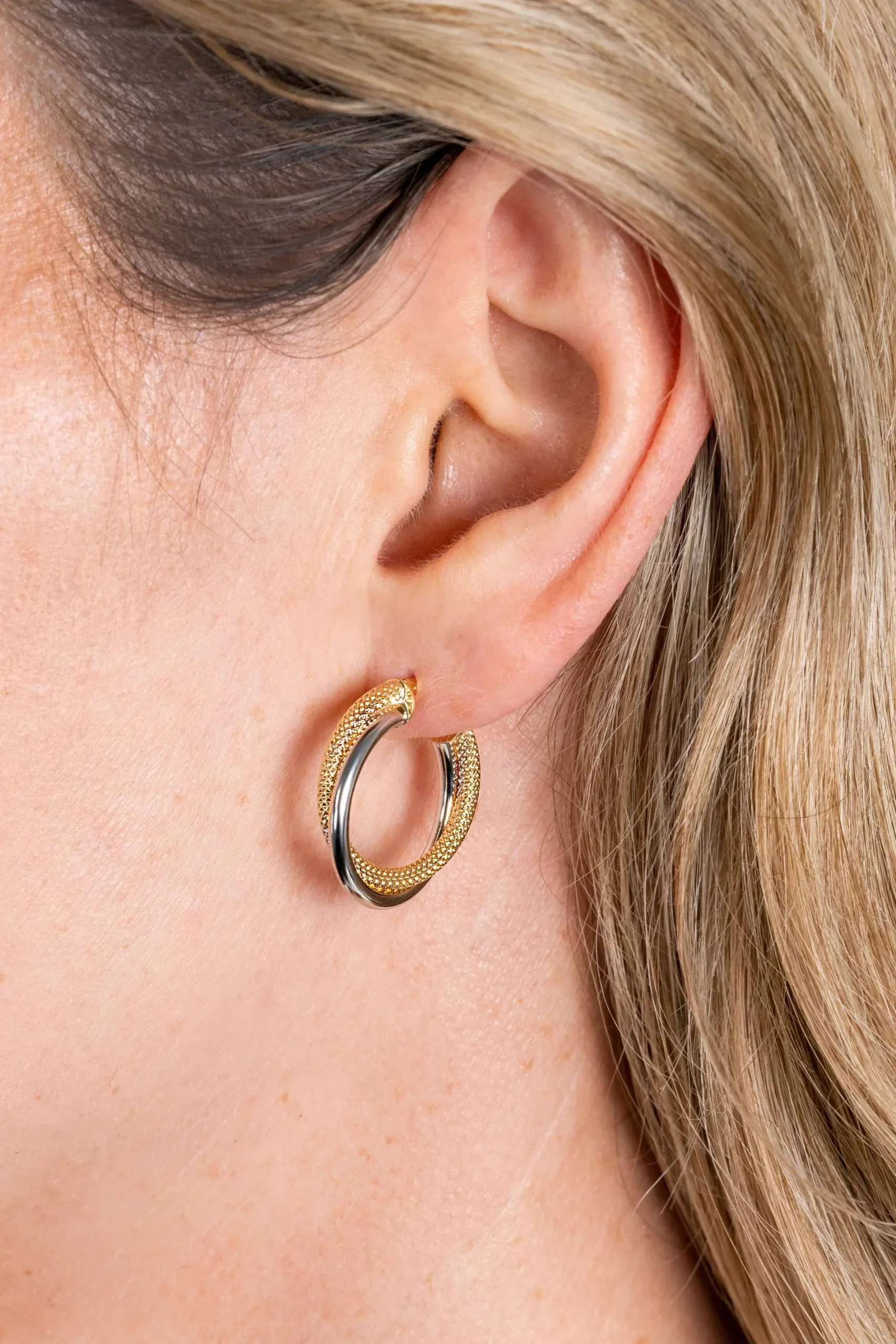 19mm ZINZI Gold 14 krt gouden bicolor oorringen waarbij sierlijk twee buizen over elkaar lopen. Voor een mooie multi-look uitstraling. ZGO336