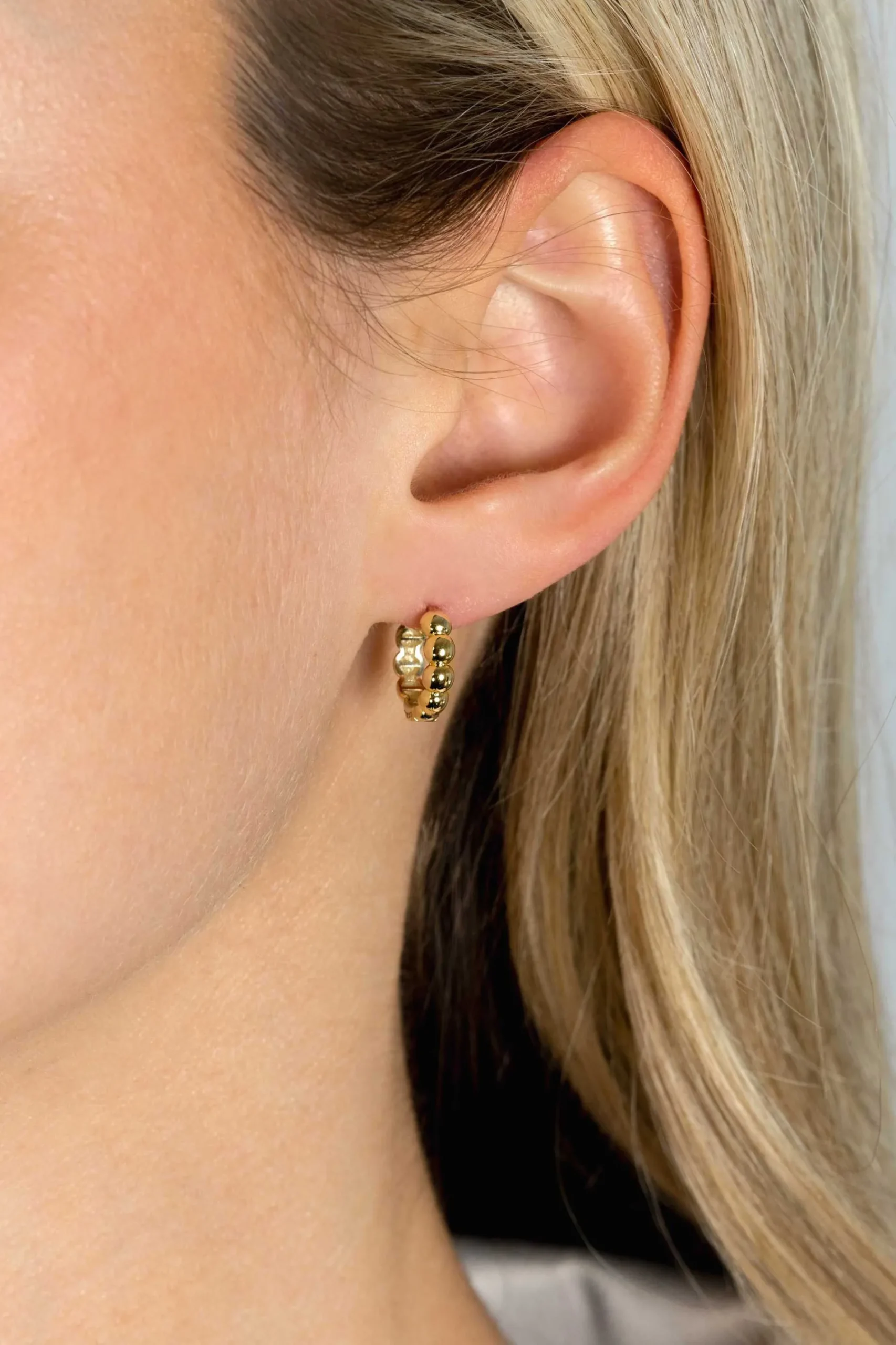 13mm ZINZI Gold 14 krt gouden oorringen met bolletjes design met luxe klapsluiting 13mm x 3,3mm buis ZGO432