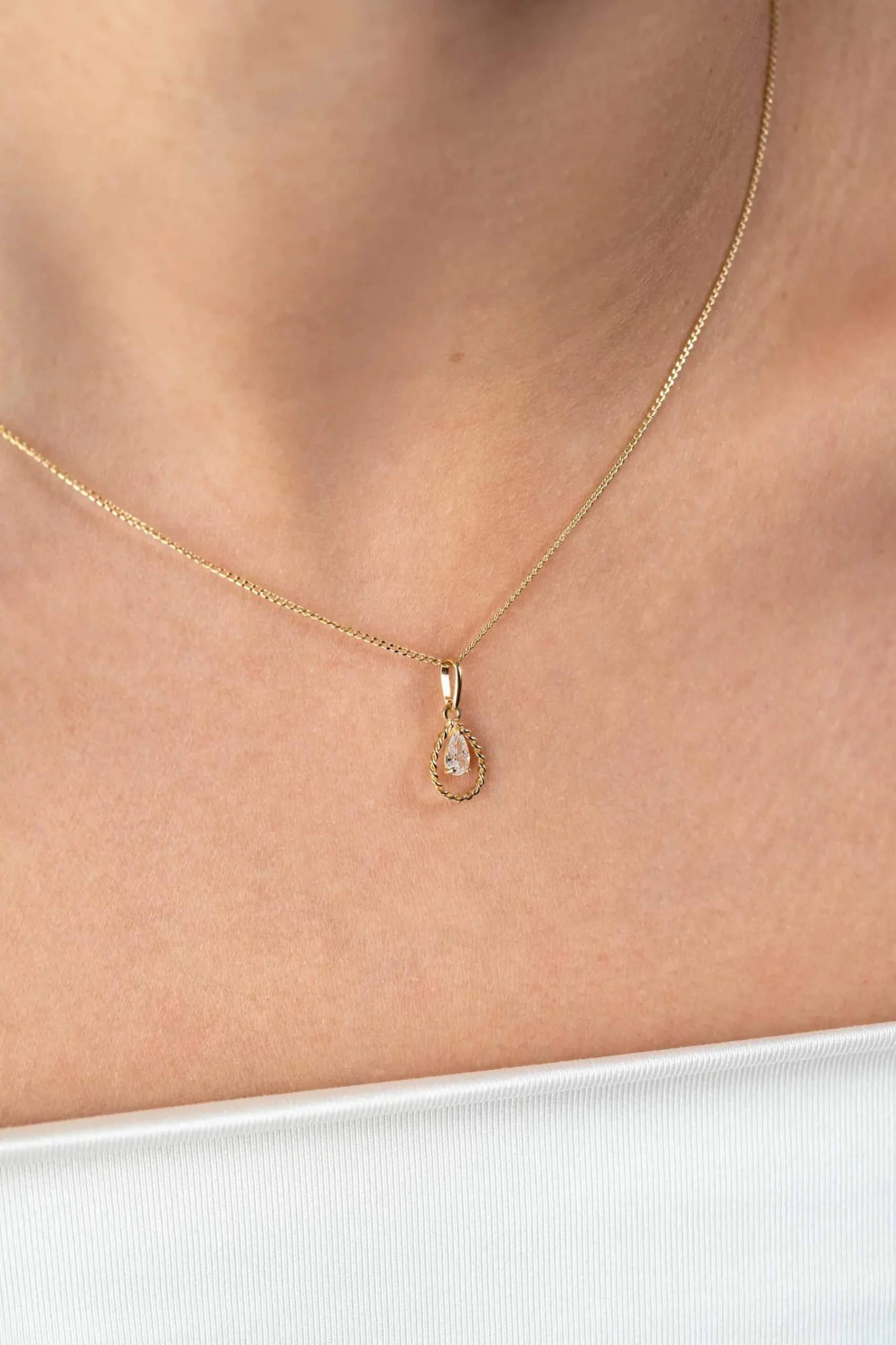 16mm ZINZI Gold 14 krt gouden hanger met open druppelvorm en peervormige witte zirconia ZGH478 (zonder collier)