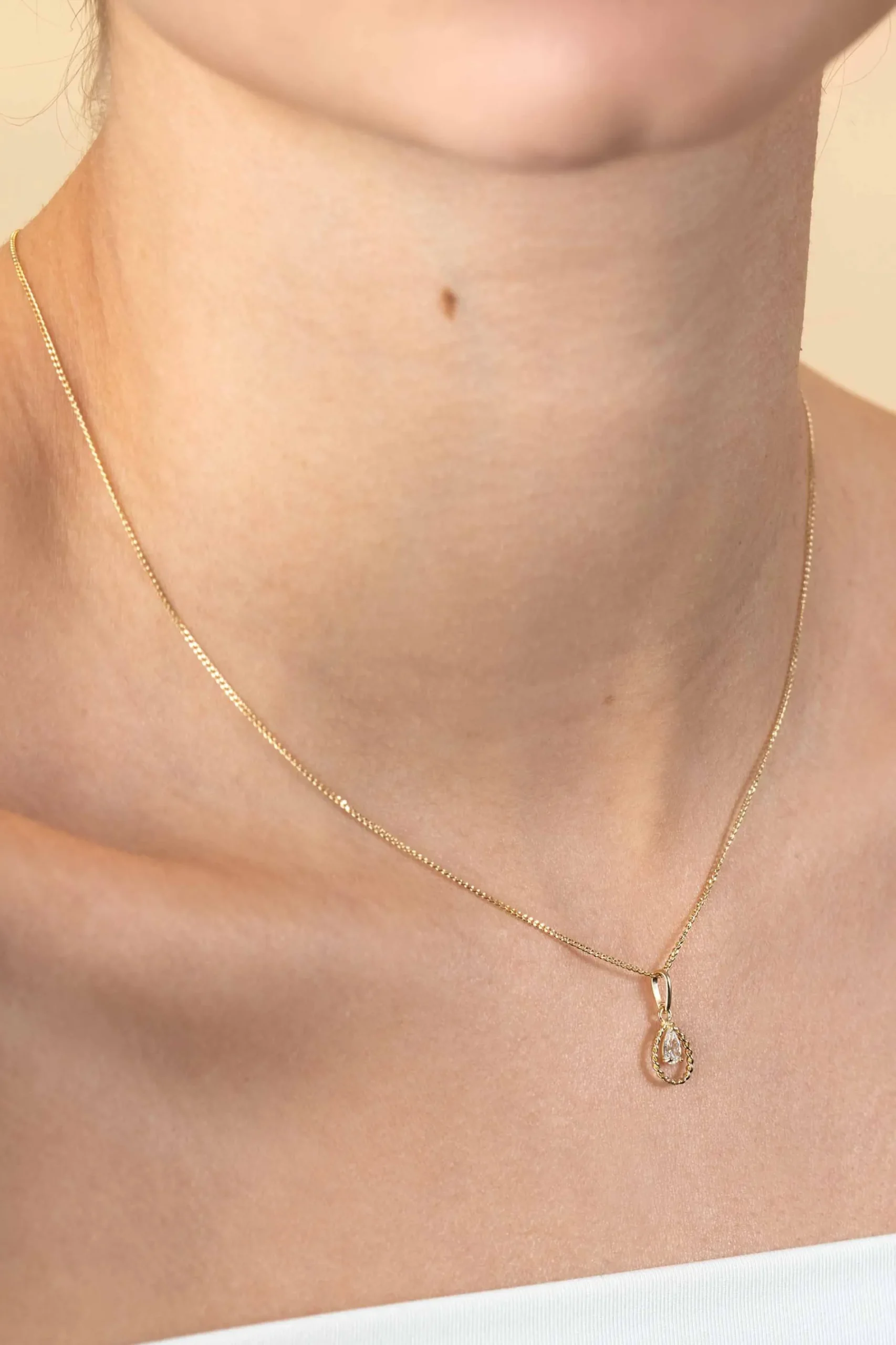 16mm ZINZI Gold 14 krt gouden hanger met open druppelvorm en peervormige witte zirconia ZGH478 (zonder collier)