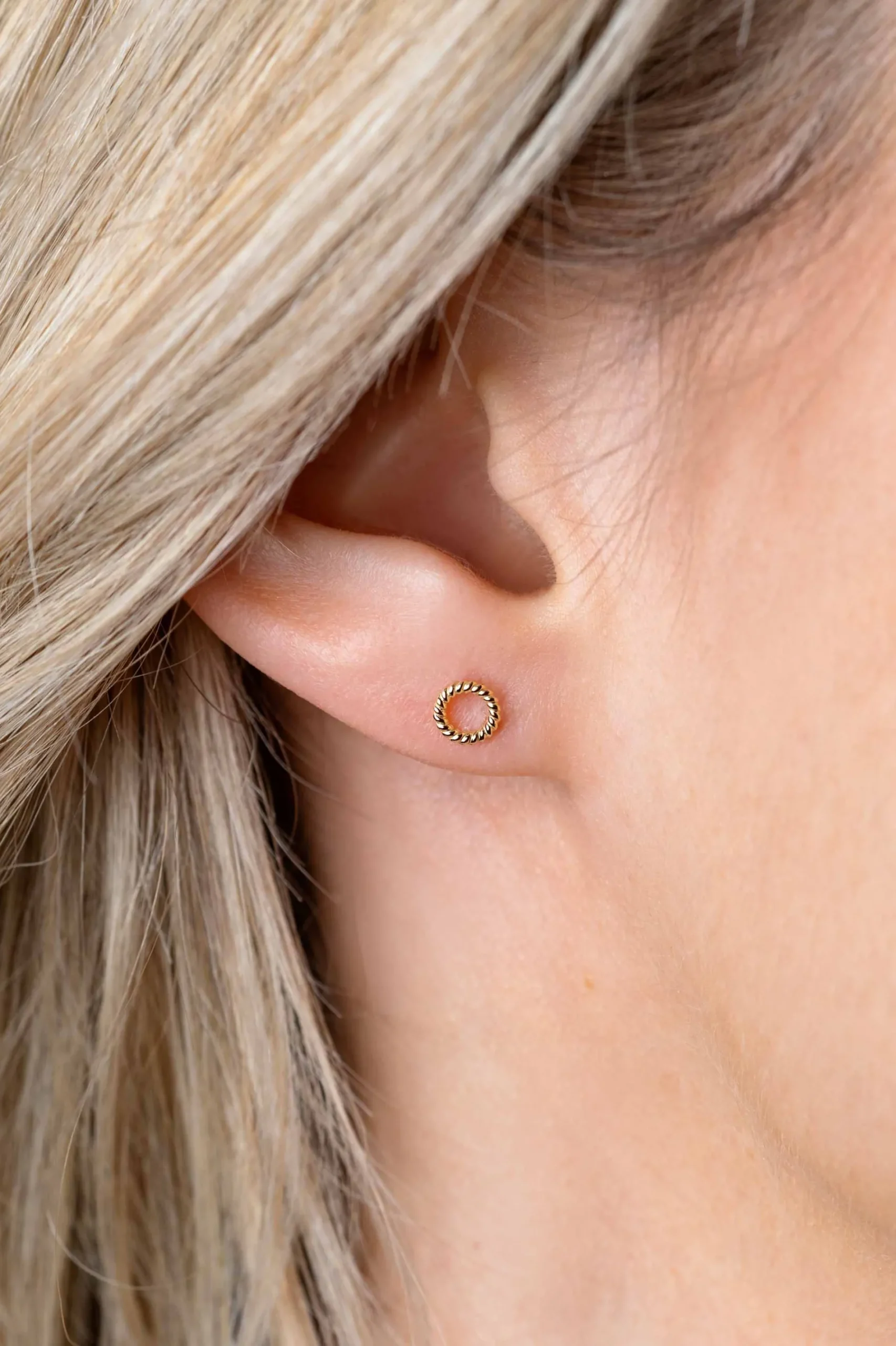 5mm ZINZI Gold 14 krt gouden ronde oorknoppen met gedraaid motief 5mm ZGO400