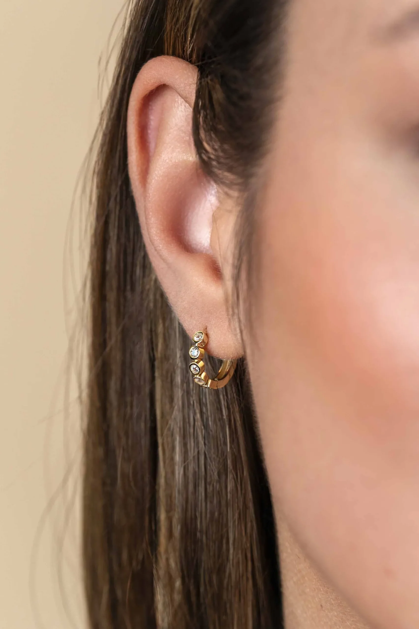 13mm ZINZI Gold 14 krt gouden oorringen met ronde zettingen bezet met witte zirconia's, luxe klapsluiting 13mm x 2,7mm buis ZGO507