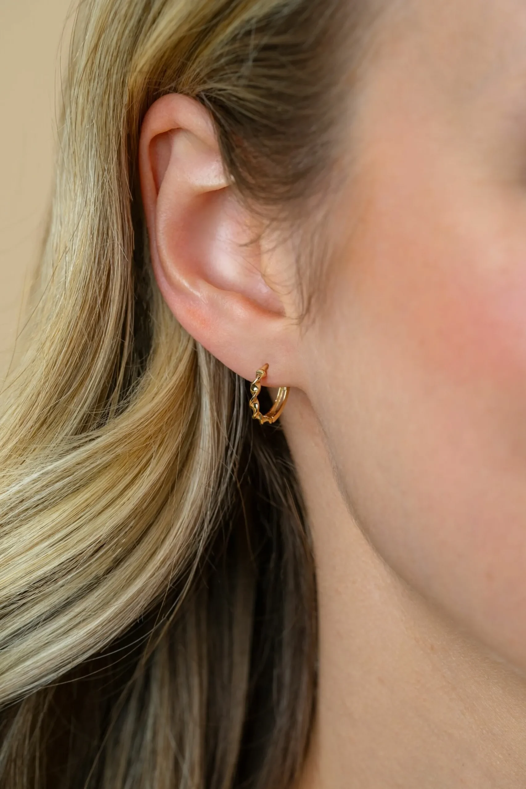 13mm ZINZI Gold 14 krt gouden oorringen met gedraaide buis en luxe scharniersluiting 13 x 2mm ZGO525