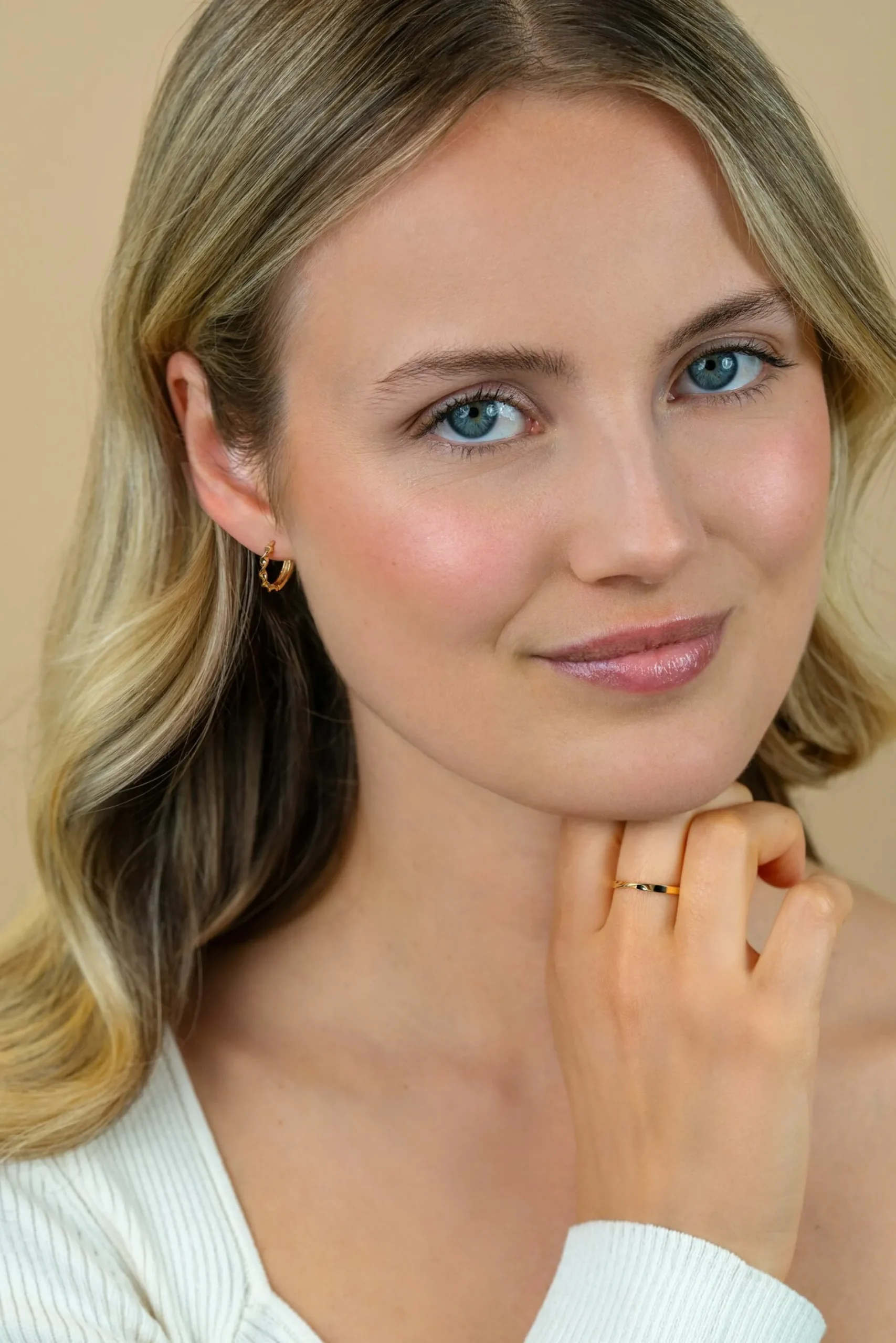 13mm ZINZI Gold 14 krt gouden oorringen met gedraaide buis en luxe scharniersluiting 13 x 2mm ZGO525