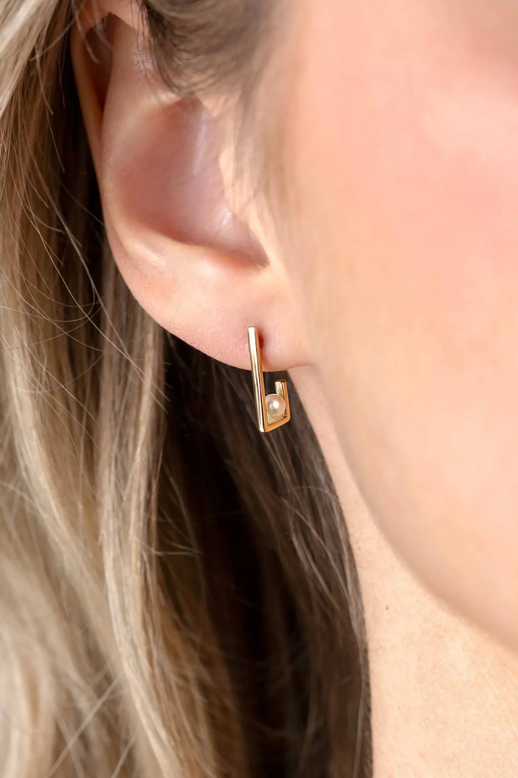 14mm ZINZI Gold 14 krt gouden oorstekers met rechthoekige vorm, bezet met een kleine witte parel ZGO416