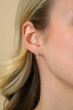 9mm ZINZI Gold 14 krt gouden ronde oorstekers met bungelend een kleinere witte zirconia ZGO371