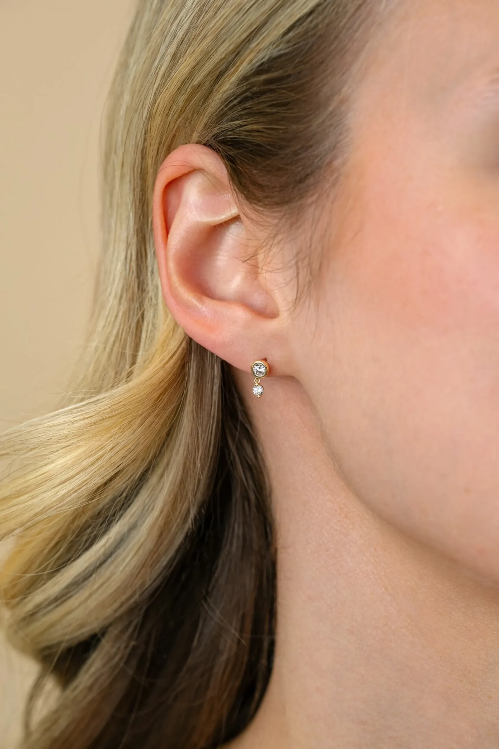 9mm ZINZI Gold 14 krt gouden ronde oorstekers met bungelend een kleinere witte zirconia ZGO371