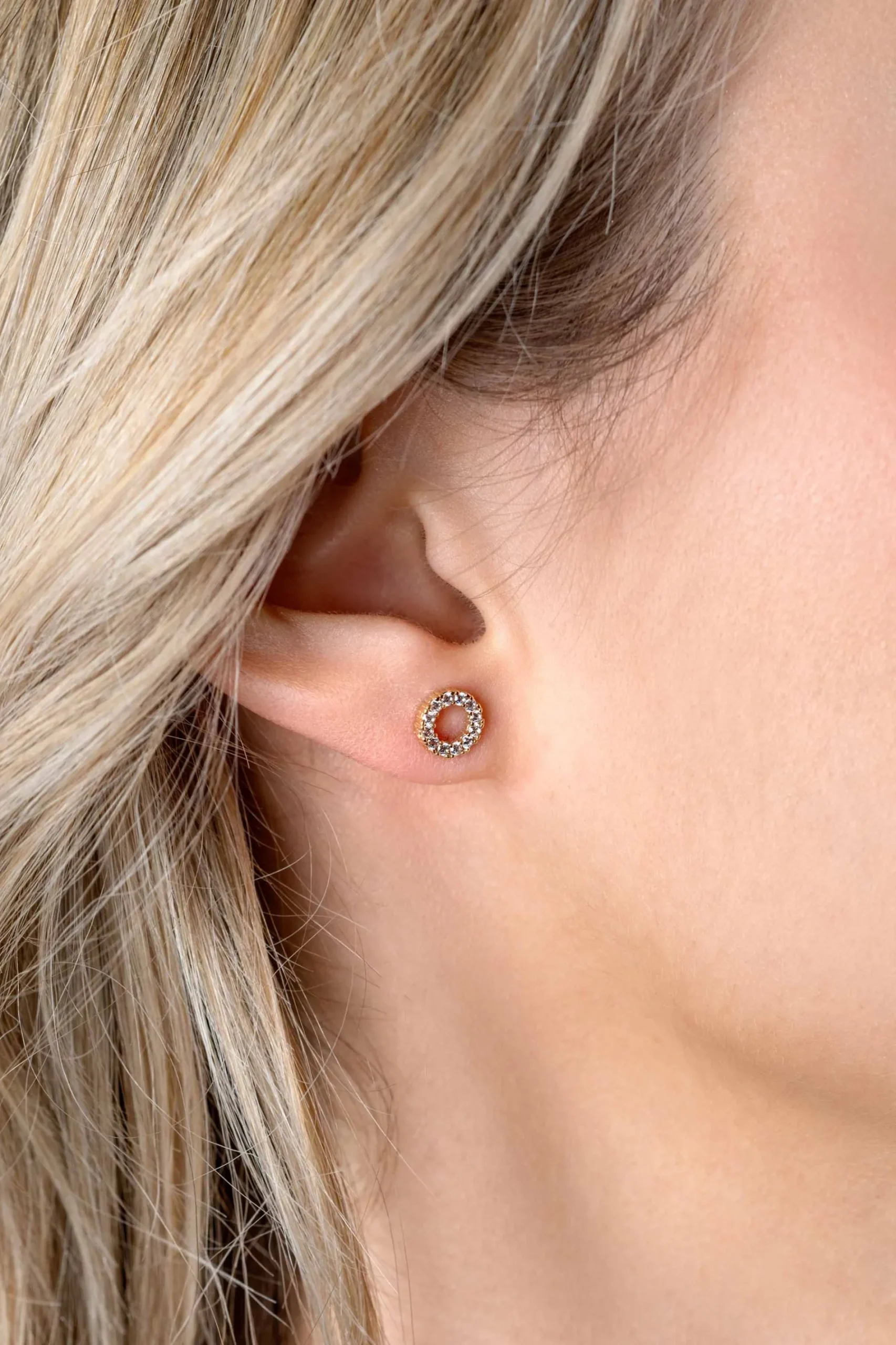 7mm ZINZI Gold 14 krt gouden oorknoppen open rondje bezet met witte zirconia's ZGO456