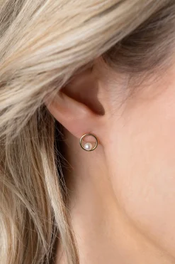 8mm ZINZI Gold 14 krt gouden oorstekers met open ronde vorm, bezet met een kleine witte parel ZGO418