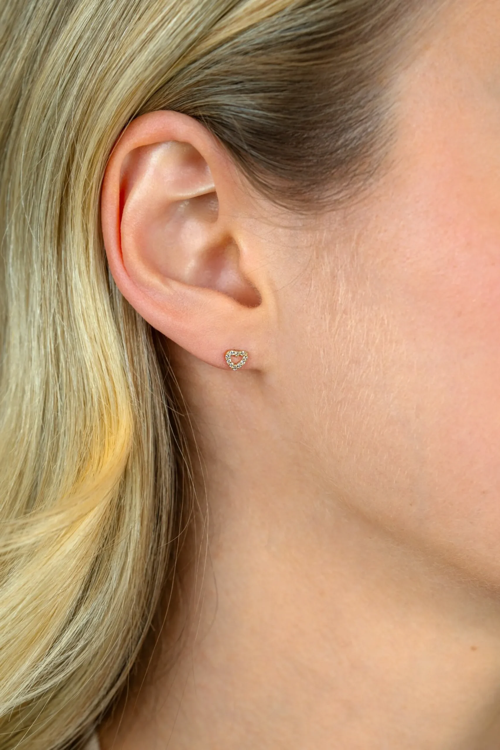 5mm ZINZI Gold 14 krt gouden oorknoppen open hartje bezet met witte zirkonia's ZGO551