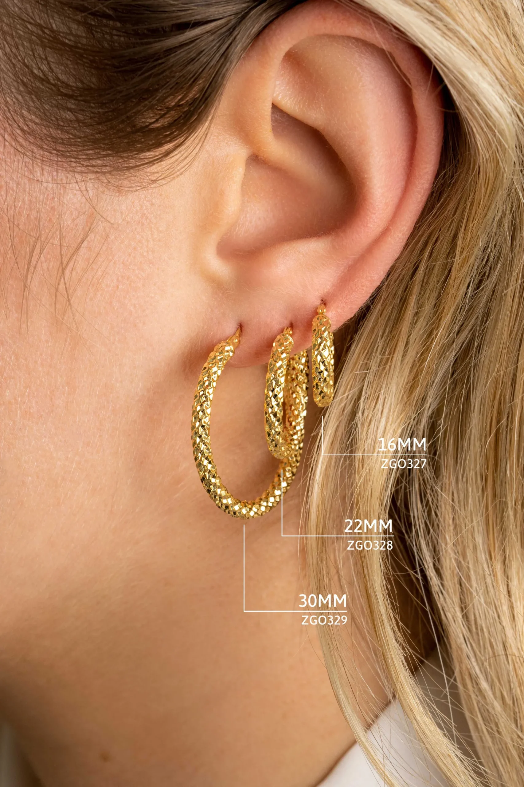 28mm ZINZI Gold 14 krt gouden oorringen met schitterende bewerkte buis 3mm breed ZGO329