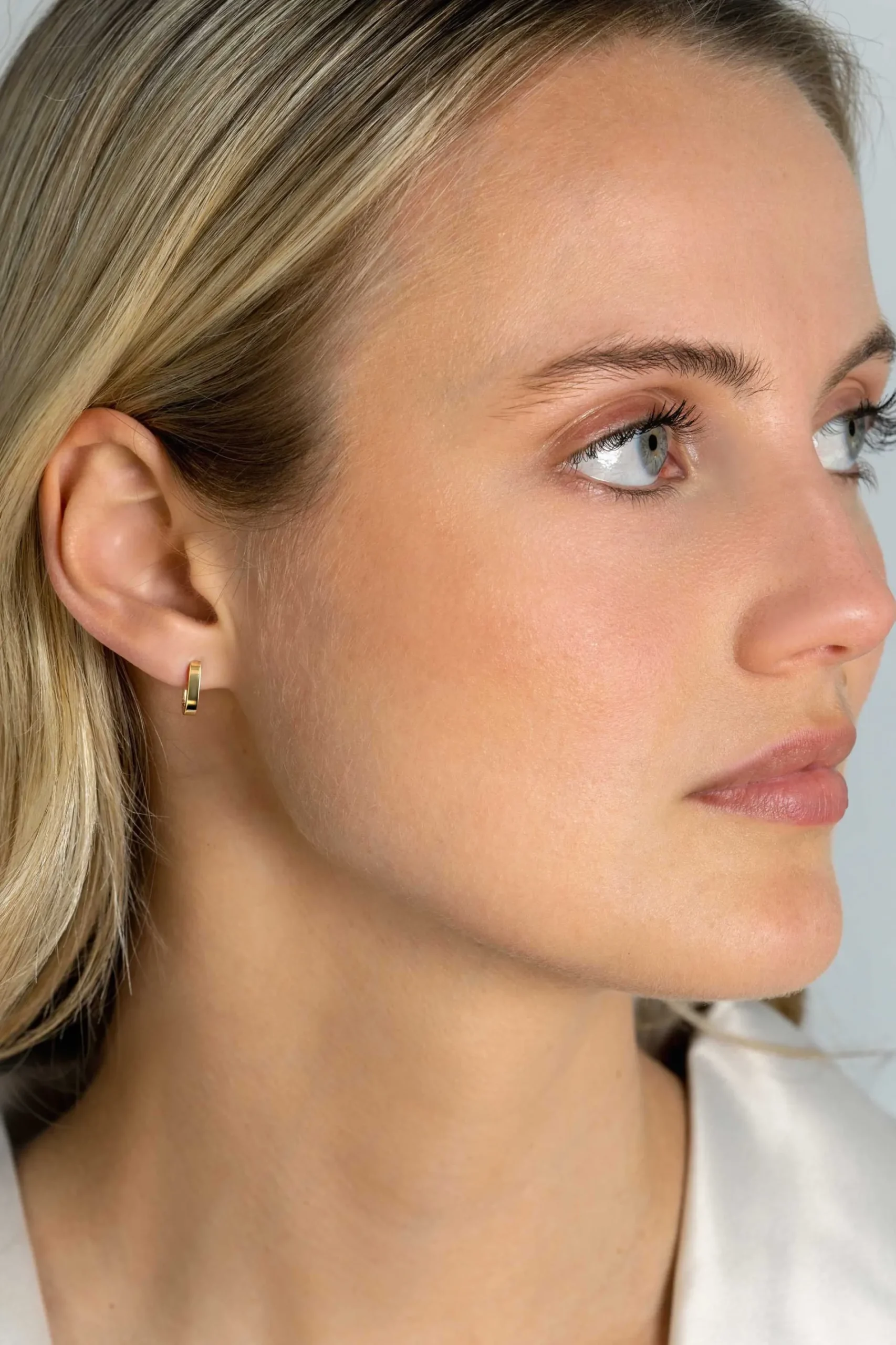 10mm ZINZI Gold 14 krt gouden rechthoekige oorringen met luxe klapsluiting 10mm x 2mm vierkante buis ZGO408