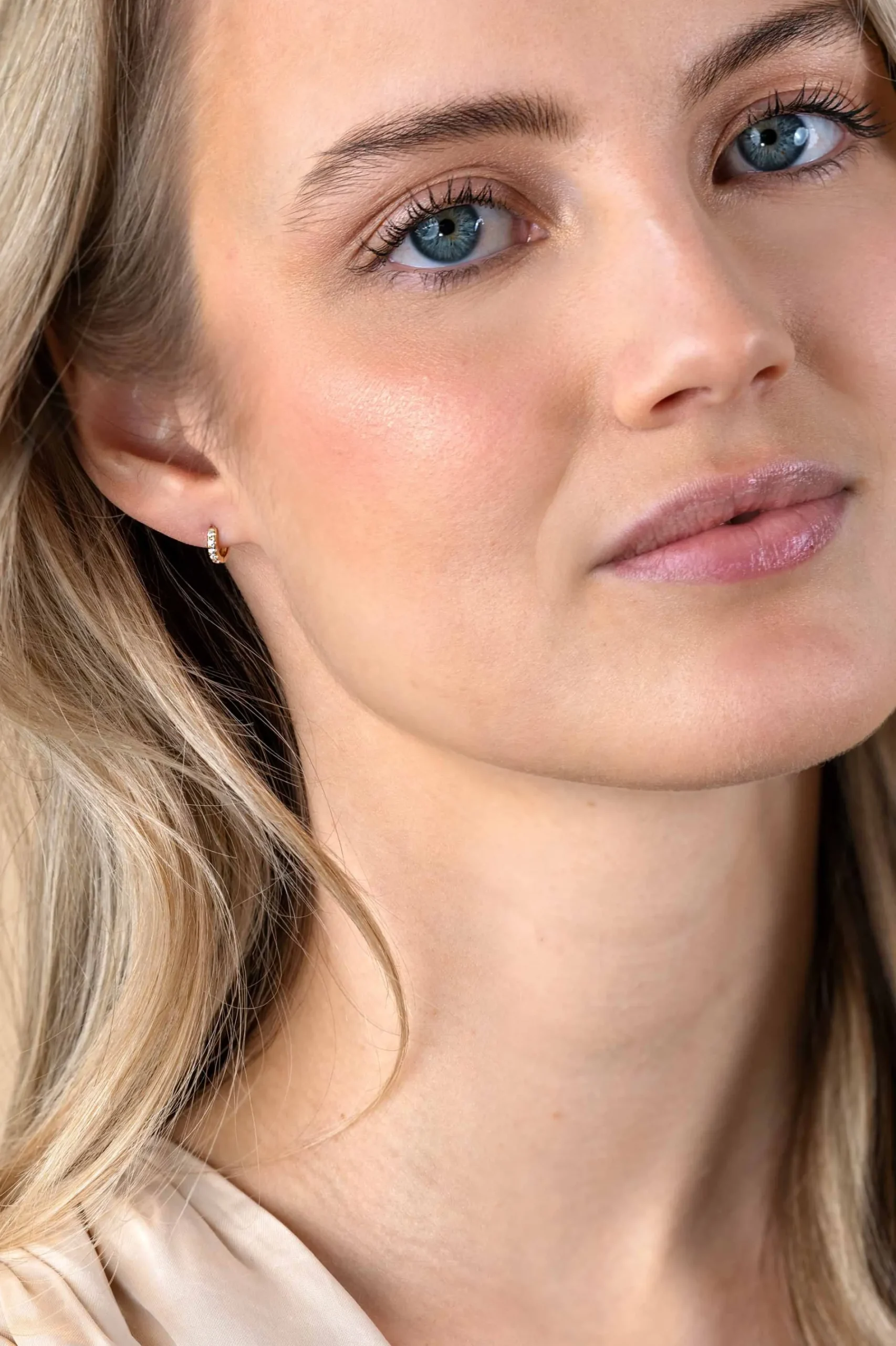 8mm ZINZI Gold 14 krt gouden oorringen bezet met witte zirconia's, luxe klapsluiting 8x1,6mm ZGO467