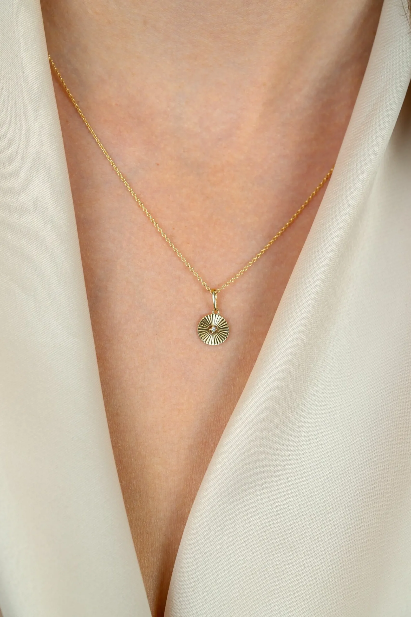 14mm ZINZI Gold 14 krt gouden hanger rond met zonnestralen en witte zirkonia ZGH542 (zonder collier)