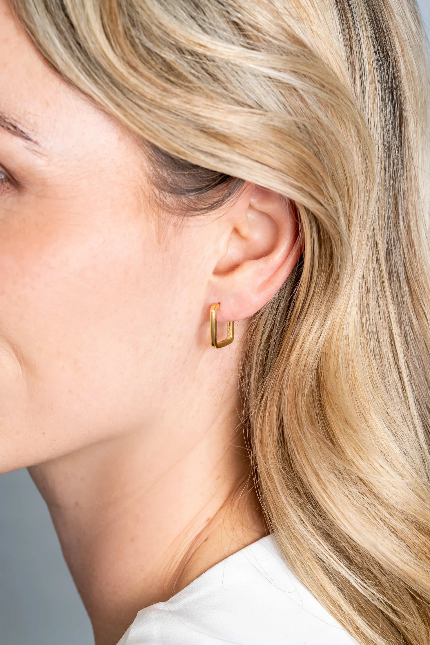 16mm ZINZI Gold 14 krt gouden rechthoekige oorringen met luxe klapsluiting 16mm x 2mm vierkante buis ZGO425