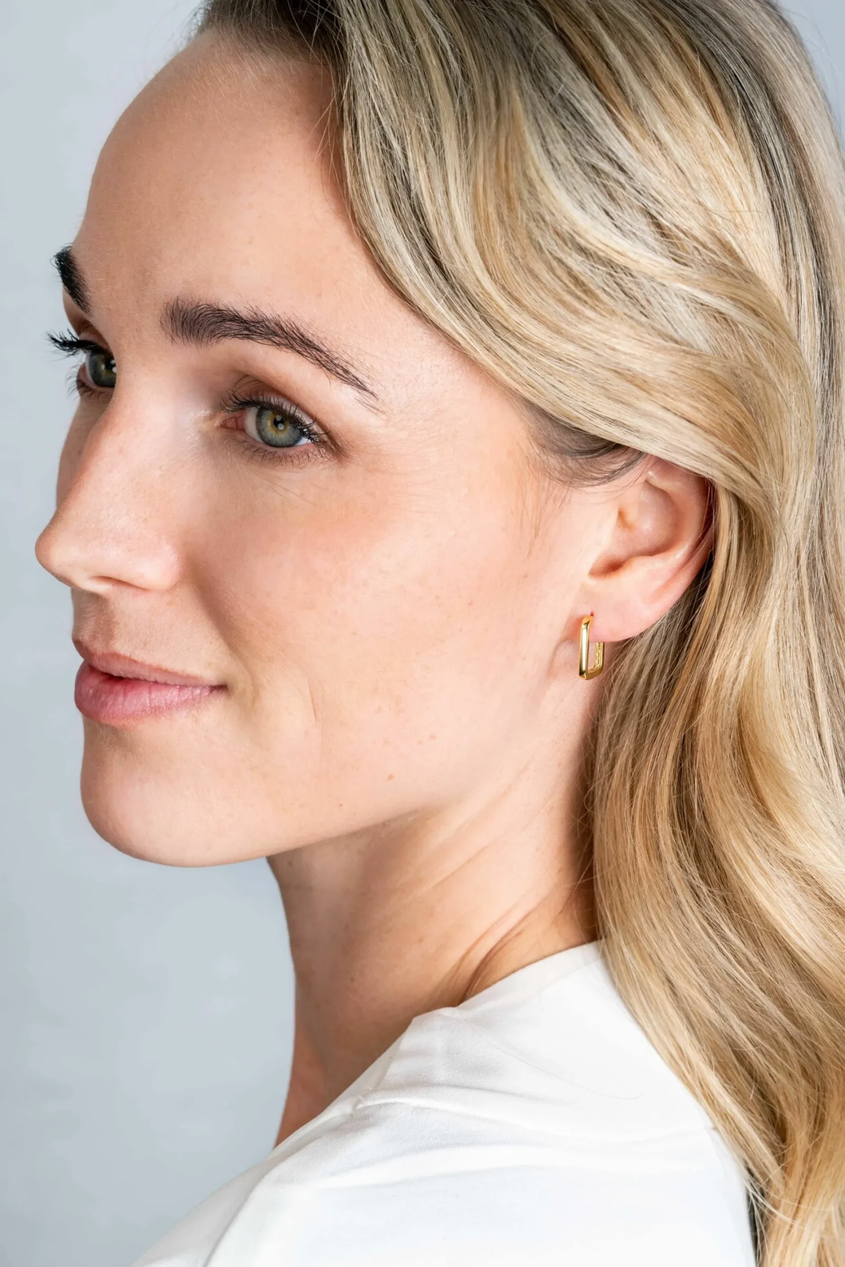 16mm ZINZI Gold 14 krt gouden rechthoekige oorringen met luxe klapsluiting 16mm x 2mm vierkante buis ZGO425