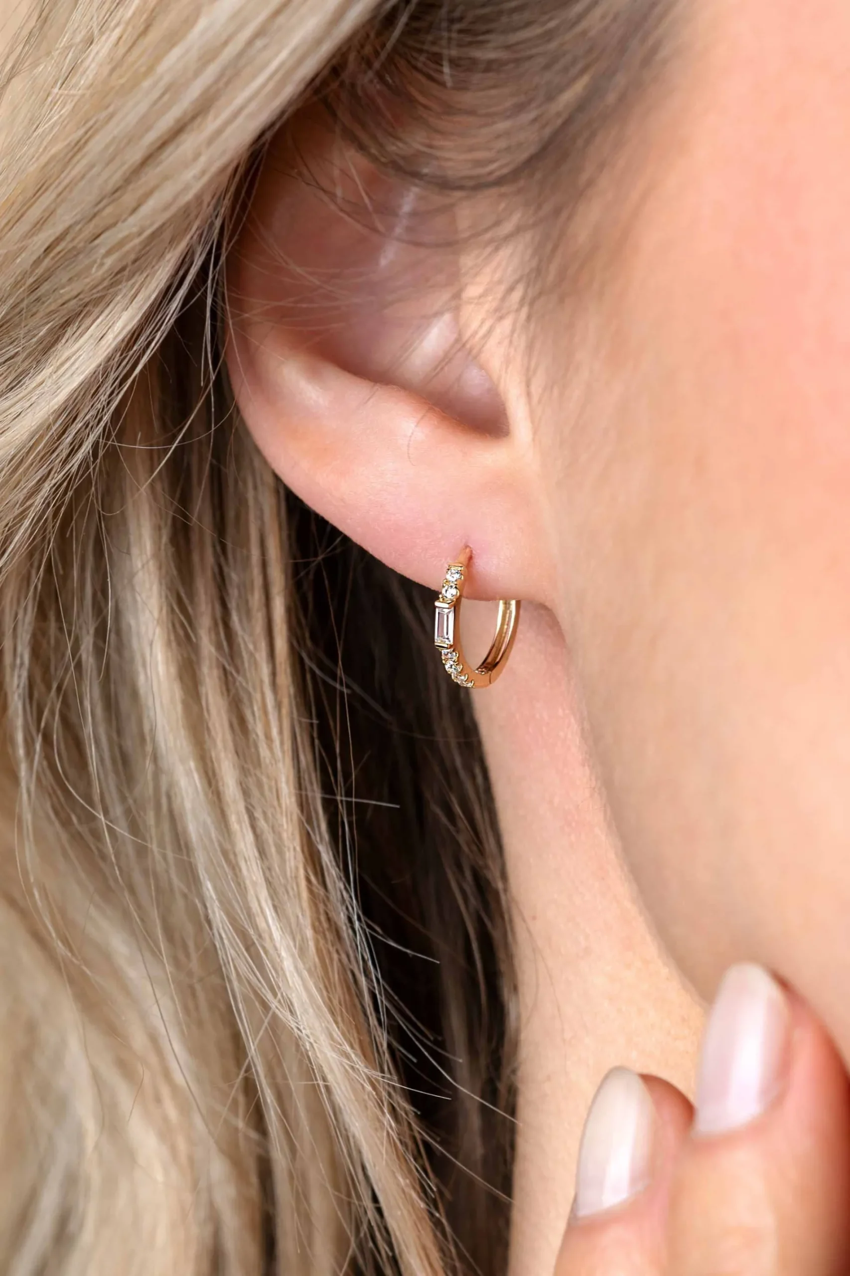 13,5mm ZINZI Gold 14 krt gouden oorringen bezet met witte zirconia's, luxe klapsluiting 13,5 x 1,5mm ZGO403