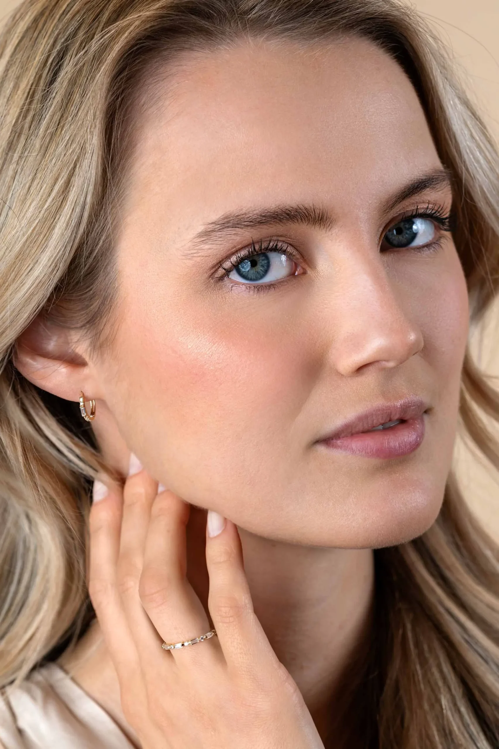 13,5mm ZINZI Gold 14 krt gouden oorringen bezet met witte zirconia's, luxe klapsluiting 13,5 x 1,5mm ZGO403