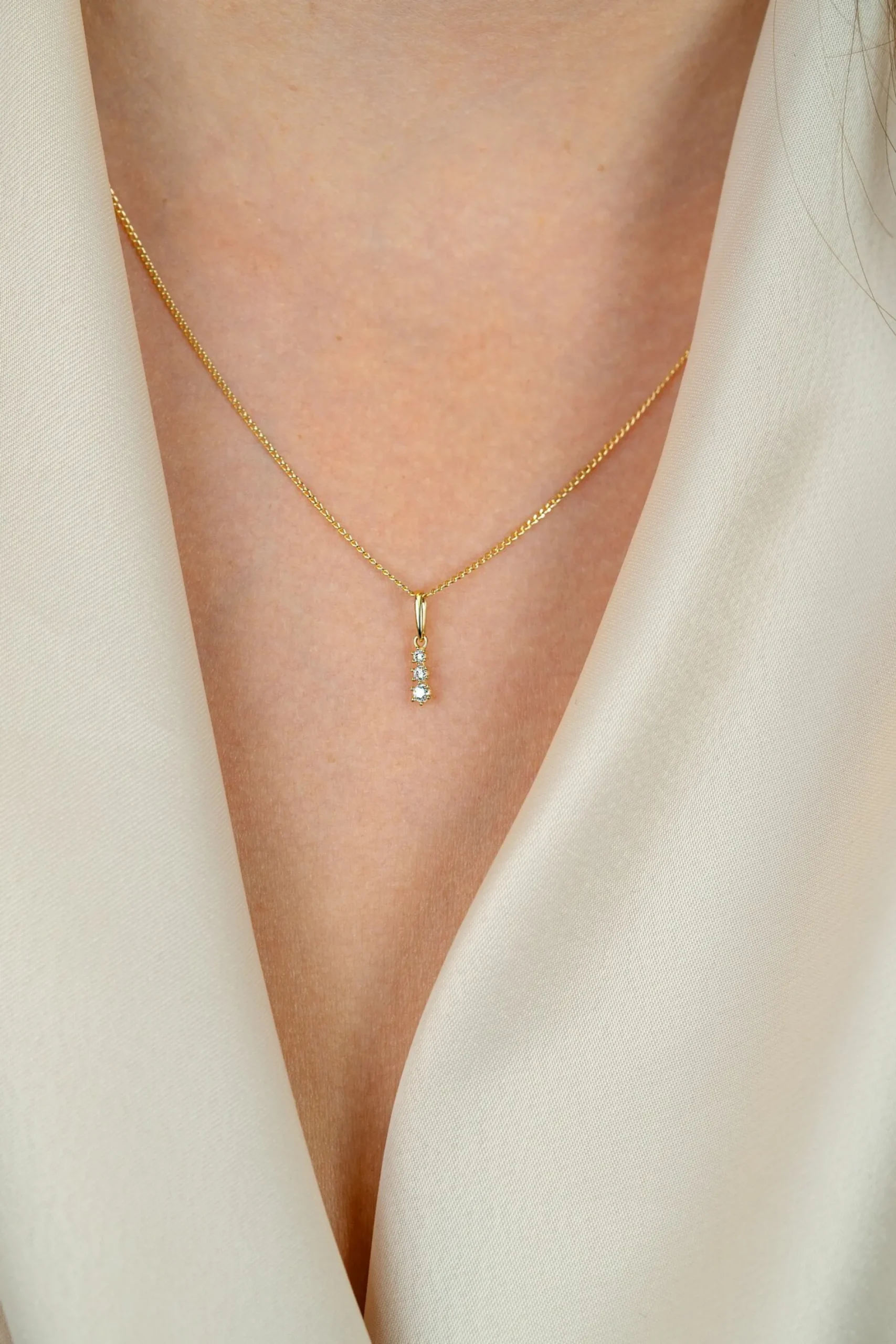 13mm ZINZI Gold 14 krt gouden hanger met drie witte zirkonia's ZGH543 (zonder collier)