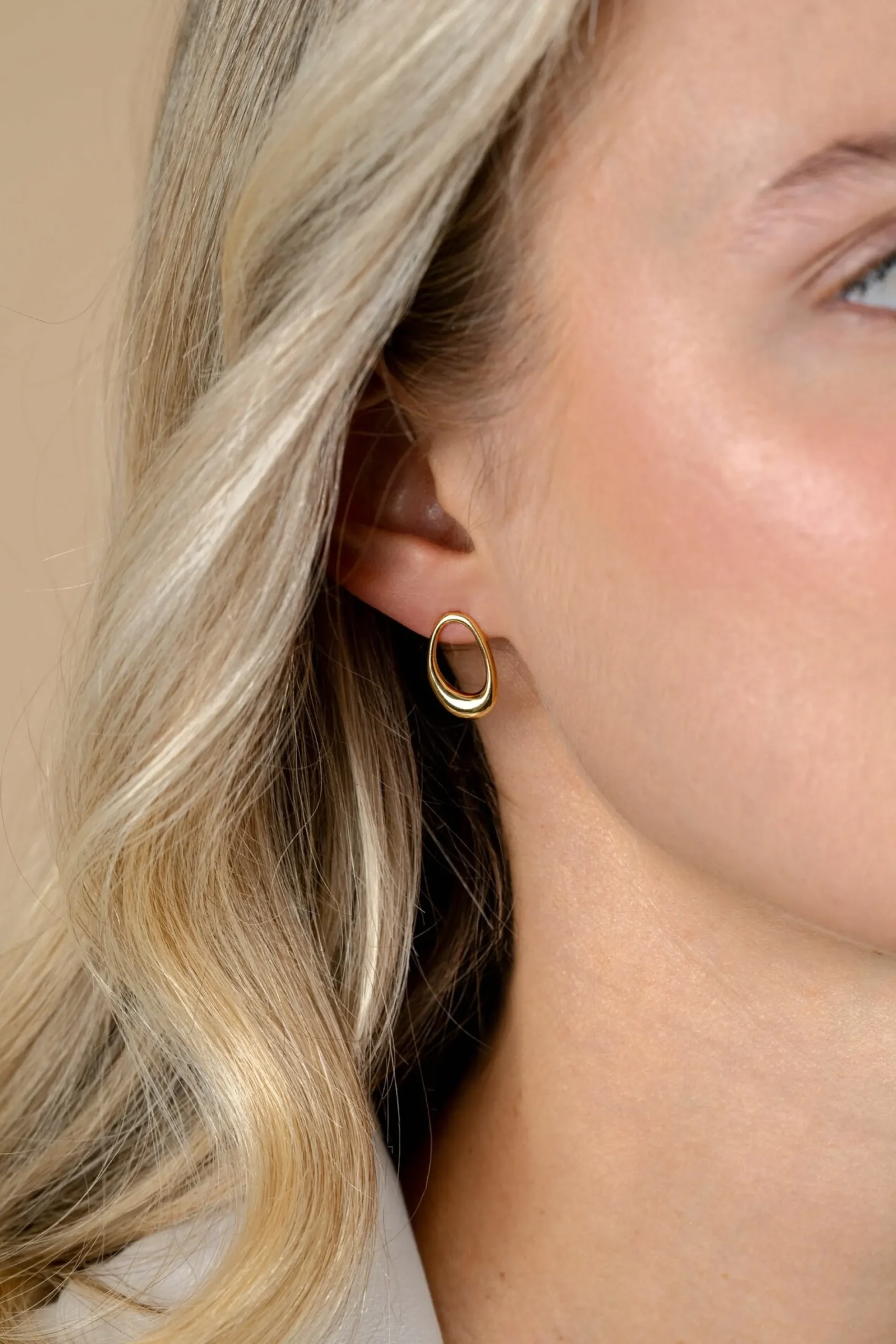17mm ZINZI gold plated zilveren oorstekers open rond in organische vorm ZIO2670G