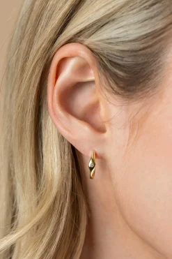 15mm ZINZI gold plated zilveren oorringen organisch gevormd, bezet met witte zirconia en met luxe klapsluiting ZIO2628