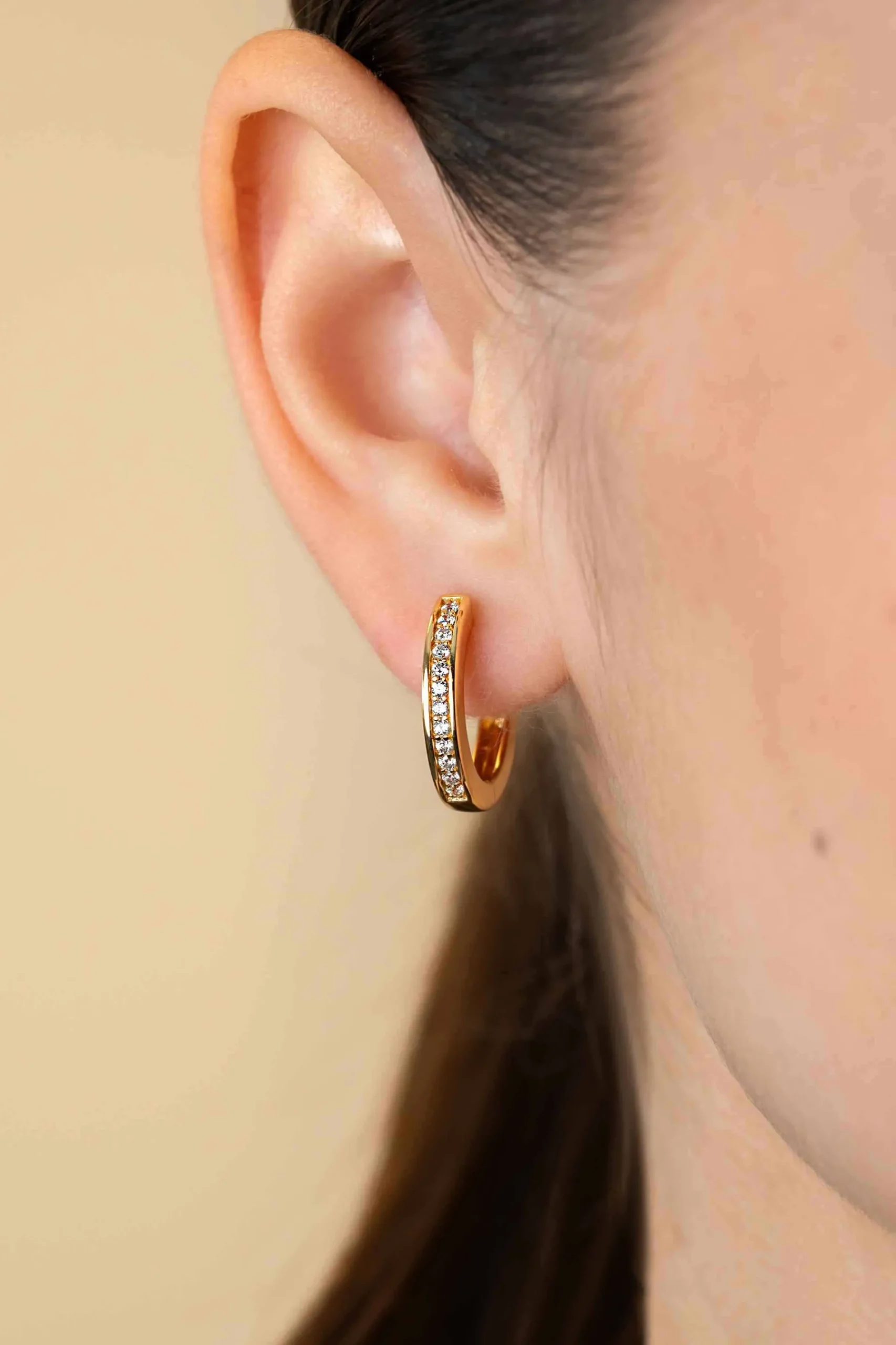 20mm ZINZI gold plated zilveren oorringen met witte zirconia's en luxe klapsluiting, buisdikte 3mm ZIO190Y