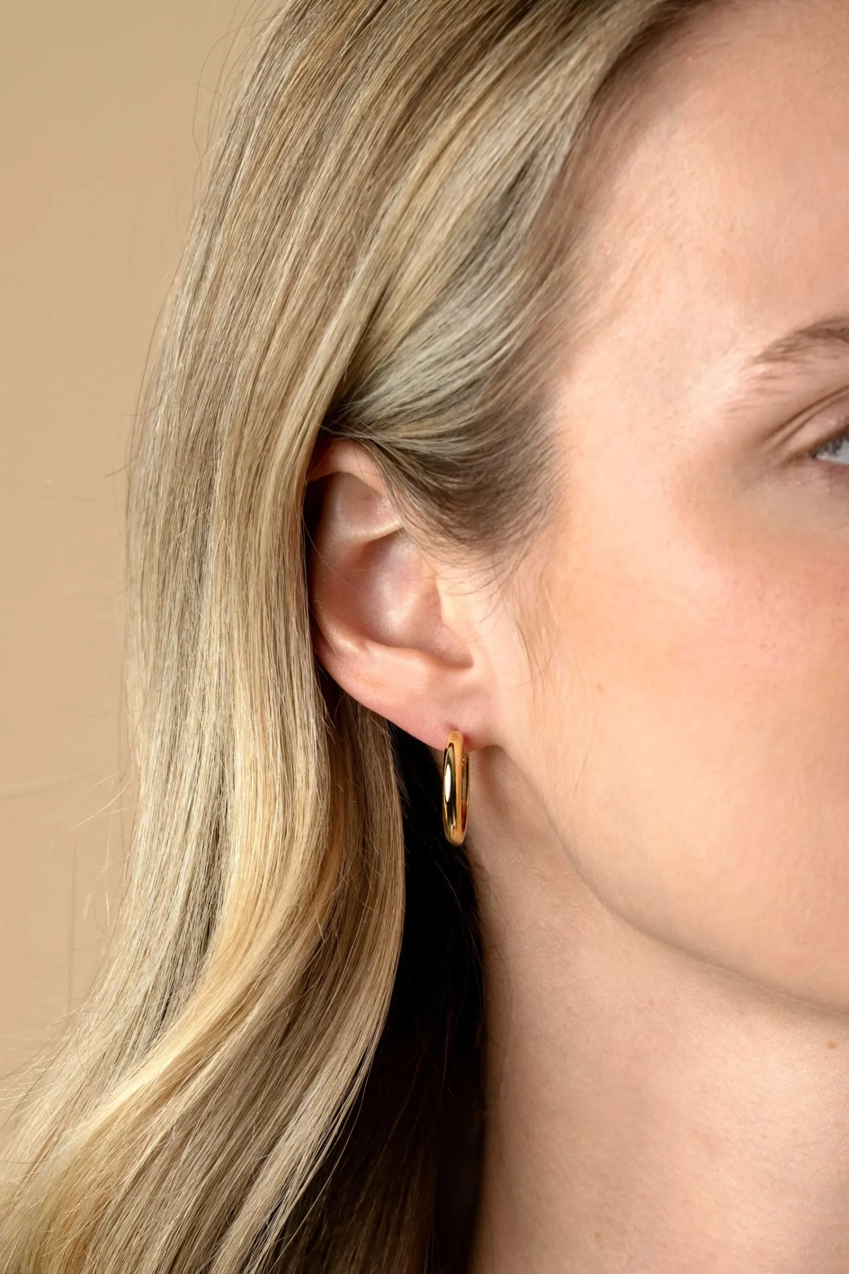 20mm ZINZI gold plated zilveren gladde oorringen met ronde buis 3mm met luxe klapsluiting ZIO2602G