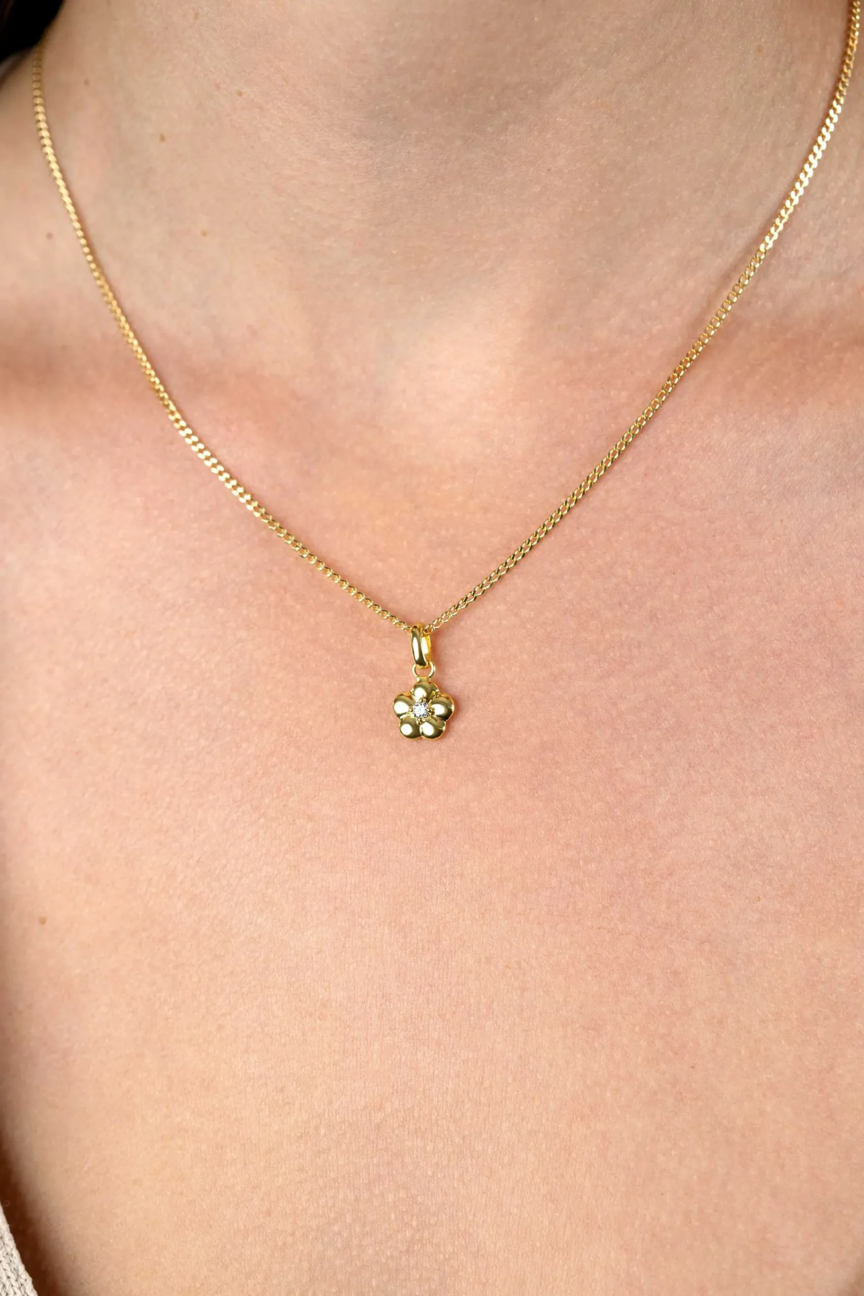 16mm ZINZI gold plated zilveren bloem hanger, bezet met witte zirconia ZIH2620 (zonder collier)
