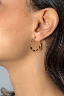 27mm ZINZI gold plated zilveren oorringen met een trendy combinatie van een gladde en gedraaide buis 27x3mm ZIO2482G