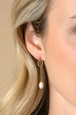 37mm ZINZI gold plated zilveren oorstekers met open rondje en kettinkje met bungelend witte zoetwaterparel in organische vorm ZIO2615