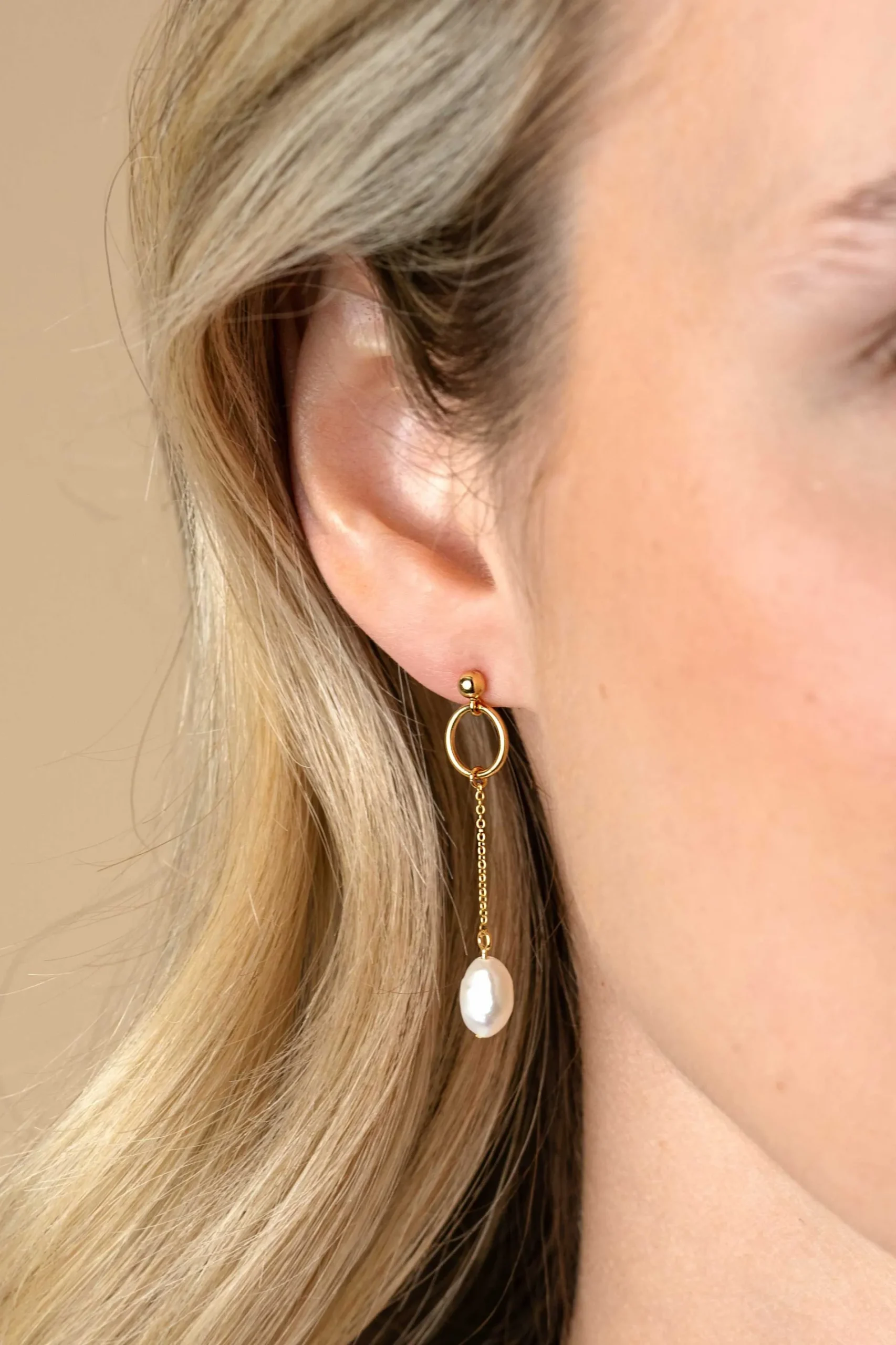 37mm ZINZI gold plated zilveren oorstekers met open rondje en kettinkje met bungelend witte zoetwaterparel in organische vorm ZIO2615