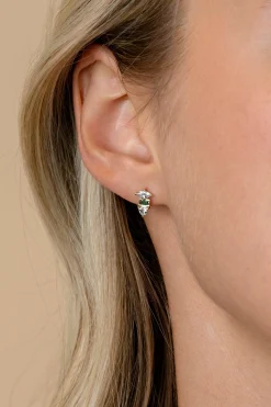 9,5mm ZINZI gold plated zilveren oorstekers met drie verschillende vormen van zettingen, bezet met groene en witte kleurstenen ZIO2630G