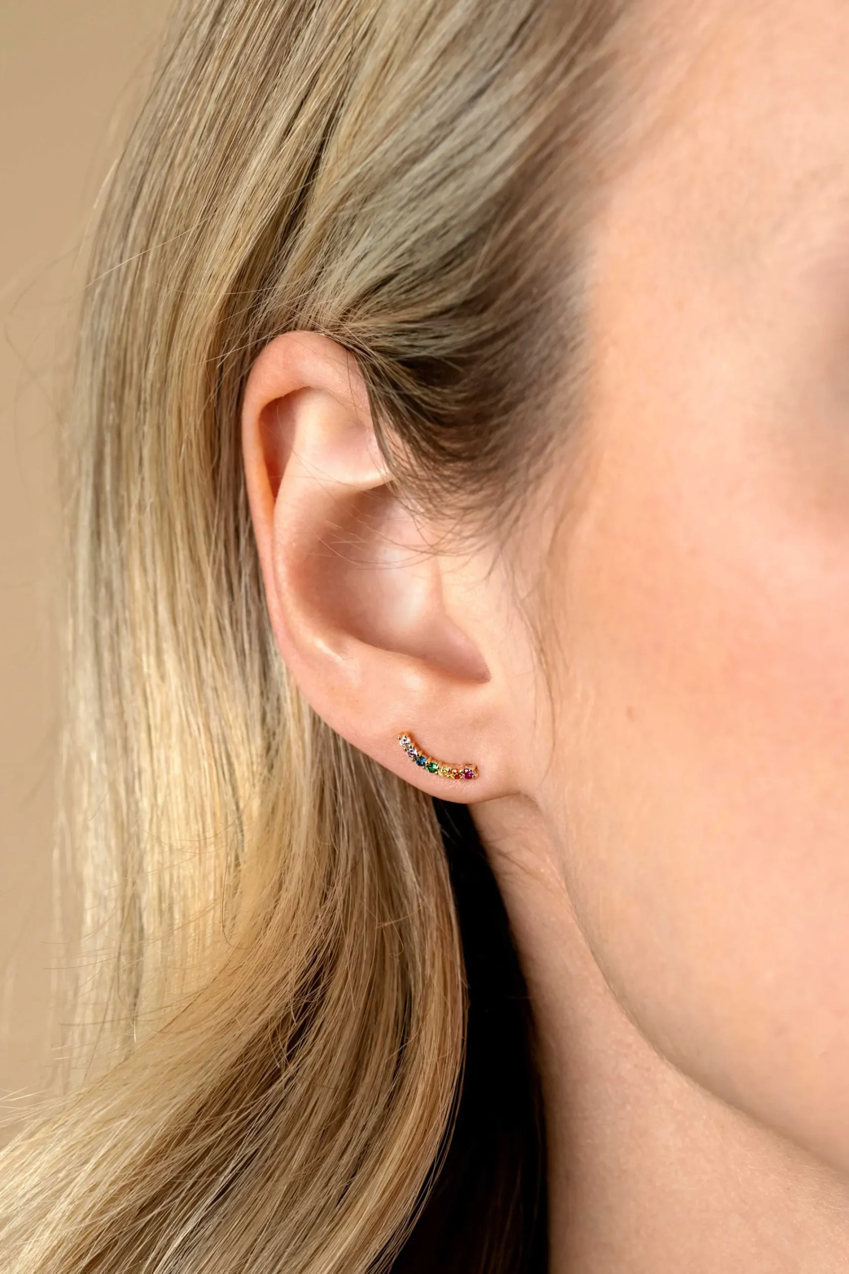10mm ZINZI gold plated zilveren oorknoppen met golfje bezet met regenboog kleurstenen ZIO2592