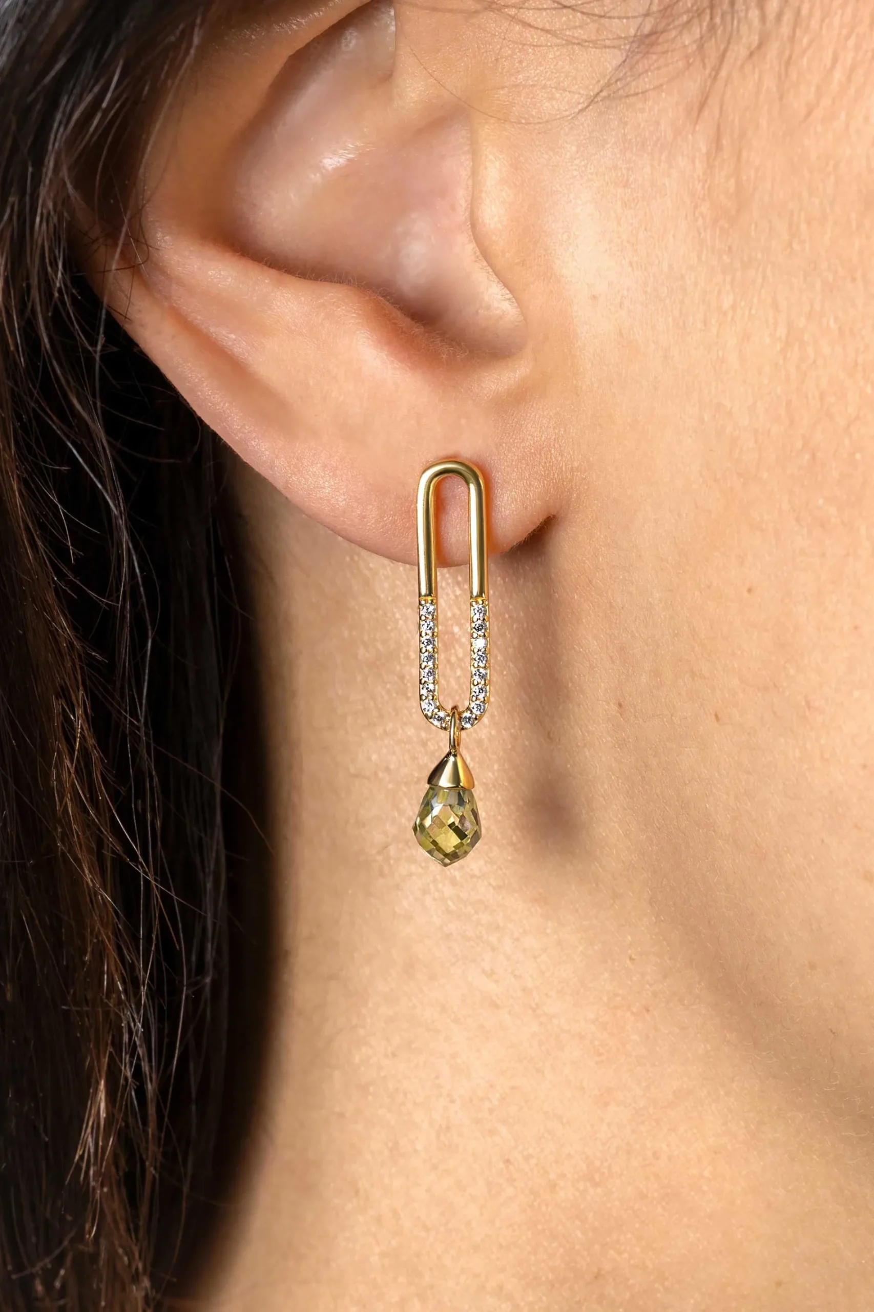 30mm ZINZI gold plated zilveren oorstekers met trendy open ovale vorm en peervormige hanger groen peridot ZIO2430