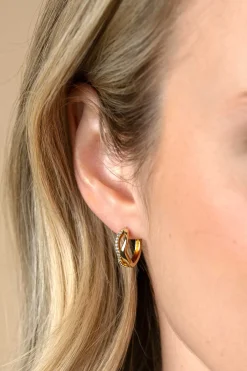 15mm ZINZI gold plated zilveren oorringen organisch gevormd met twee golvende banen, waarvan één bezet met witte zirconia's, met luxe klapsluiting ZIO2629Y