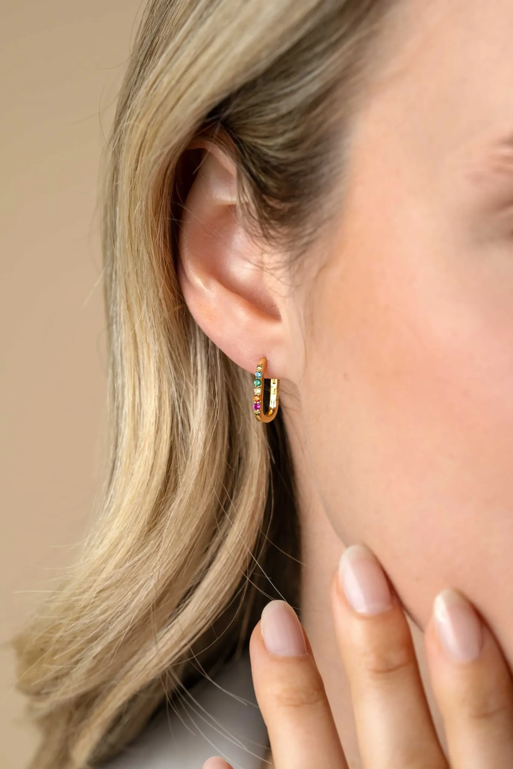 14mm ZINZI gold plated zilveren luxe oorringen in ovale vorm bezet met regenboog kleurstenen ZIO2598