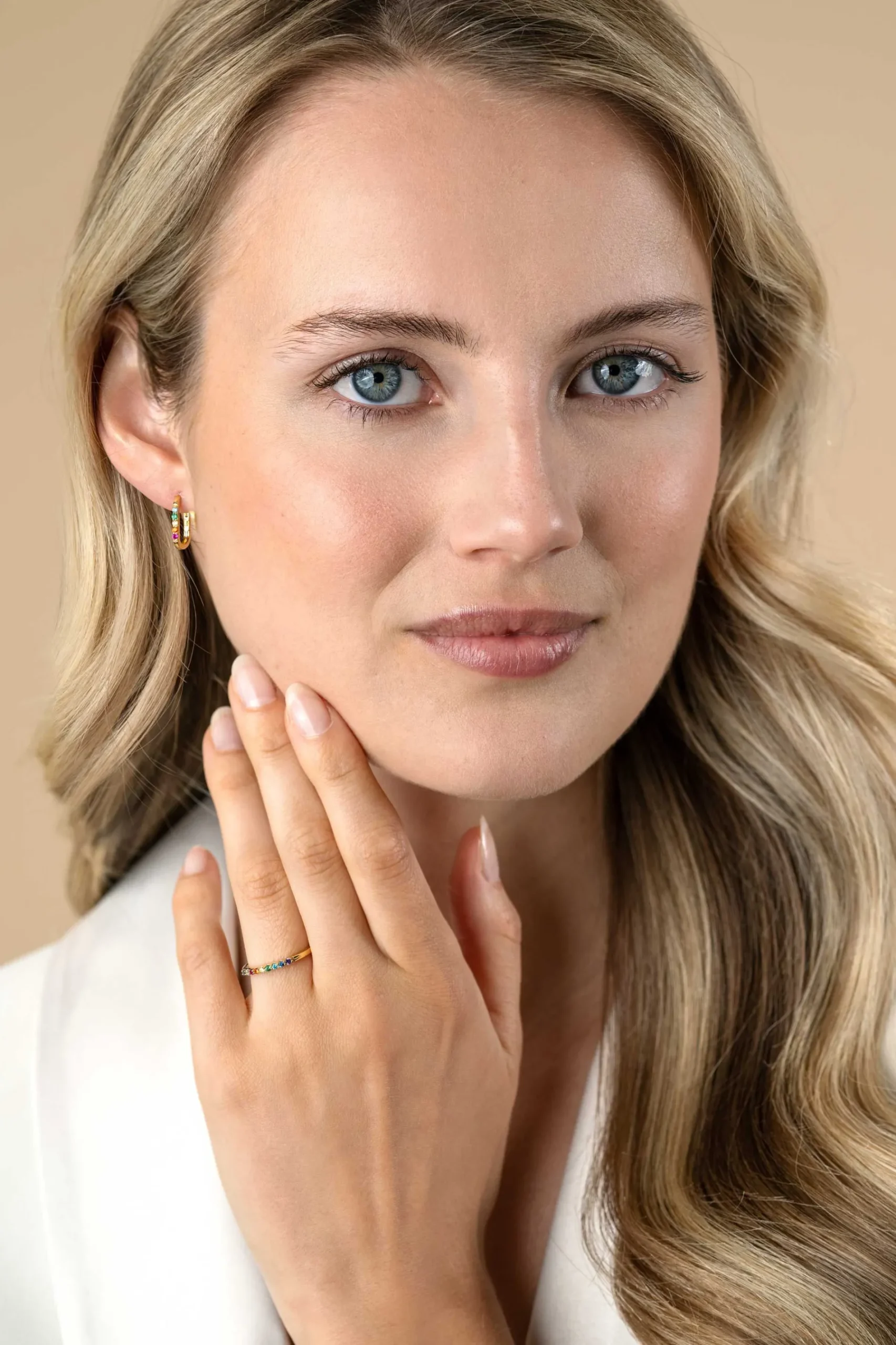 14mm ZINZI gold plated zilveren luxe oorringen in ovale vorm bezet met regenboog kleurstenen ZIO2598
