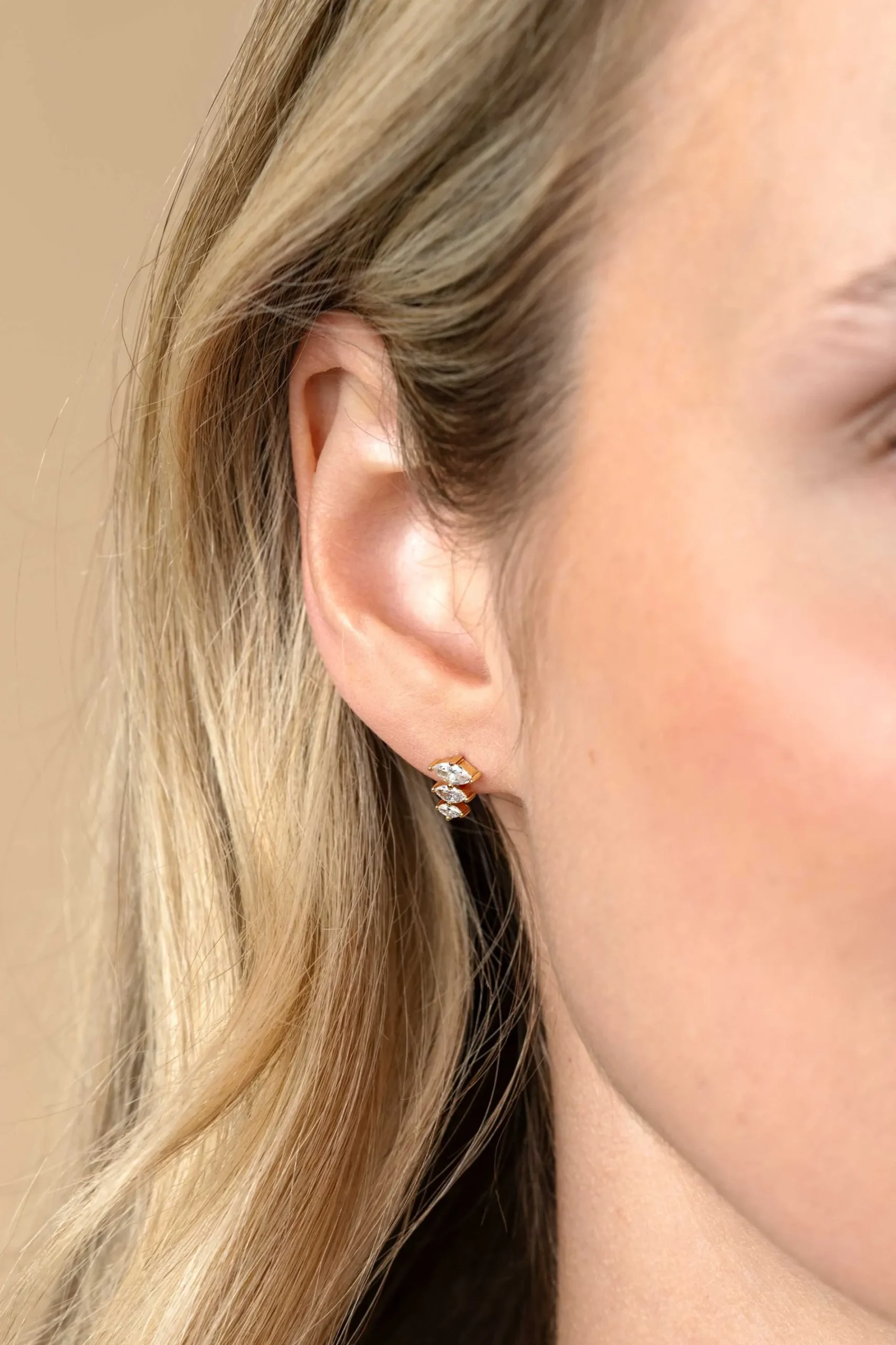 8mm ZINZI gold plated zilveren oorstekers met drie peervormige zettingen in aflopende grootte, bezet met witte zirconia's ZIO2631
