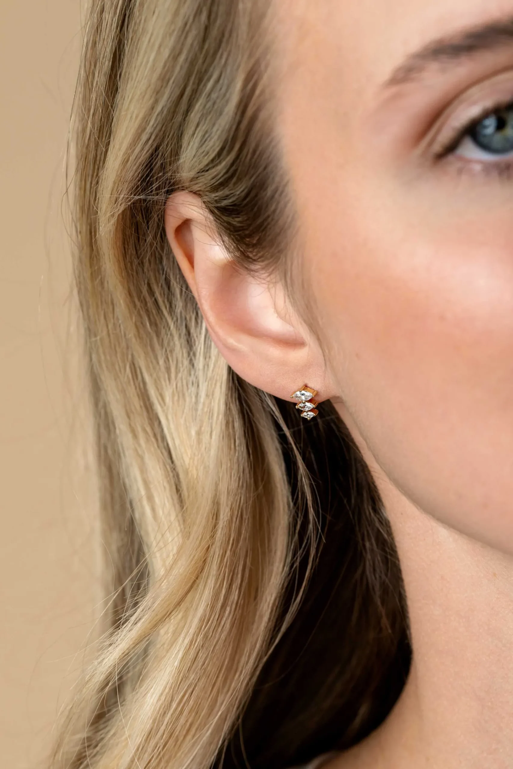8mm ZINZI gold plated zilveren oorstekers met drie peervormige zettingen in aflopende grootte, bezet met witte zirconia's ZIO2631