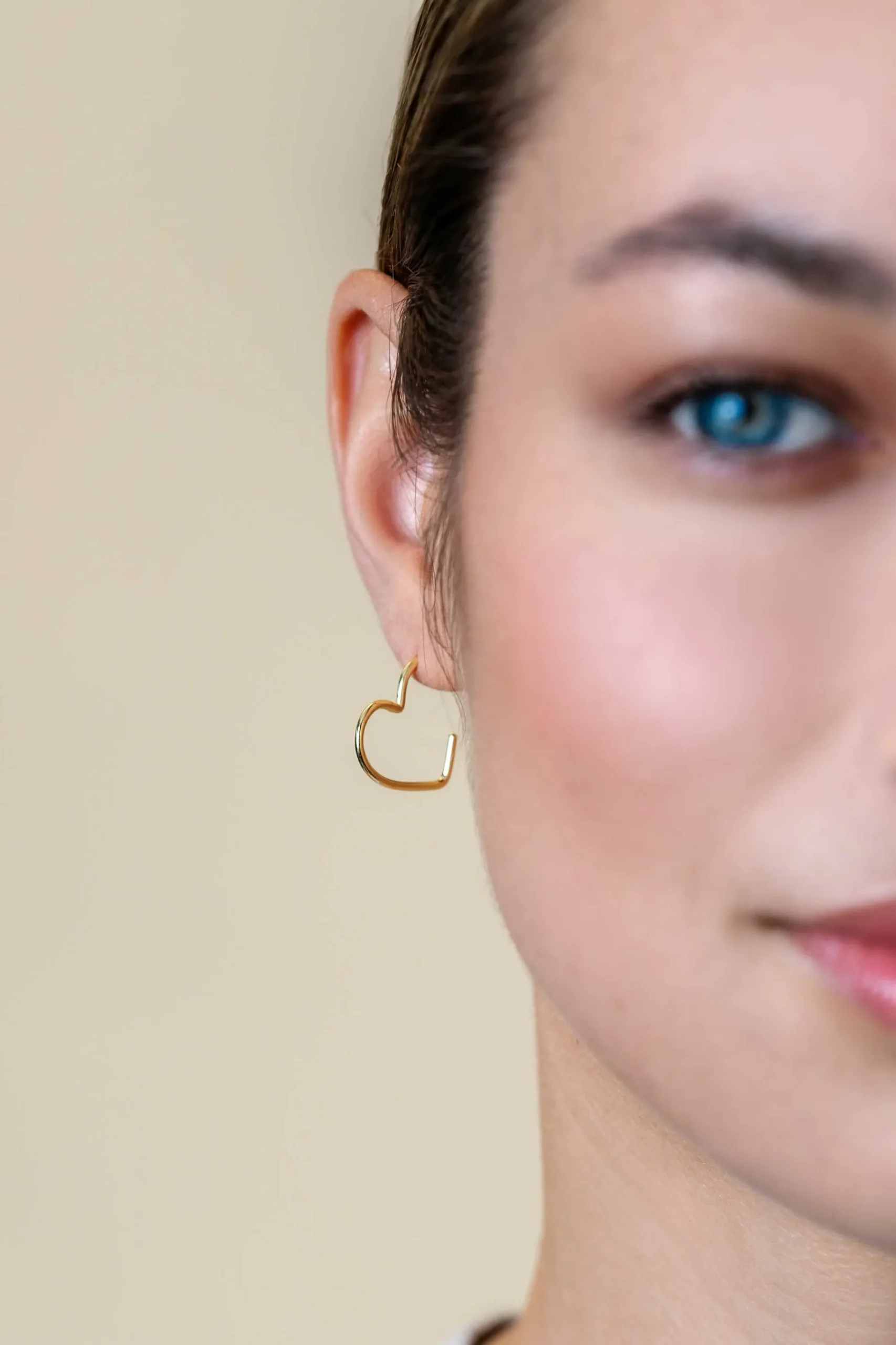 18mm ZINZI gold plated zilveren halve oorringen in hartvorm 1,4mm buisdikte met vlindersluiting ZIO2584G