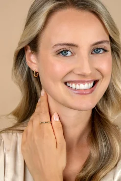 15mm ZINZI gold plated zilveren oorringen met bamboo uitstraling, bezet met witte zirkonia's en luxe klapsluiting ZIO2687Y