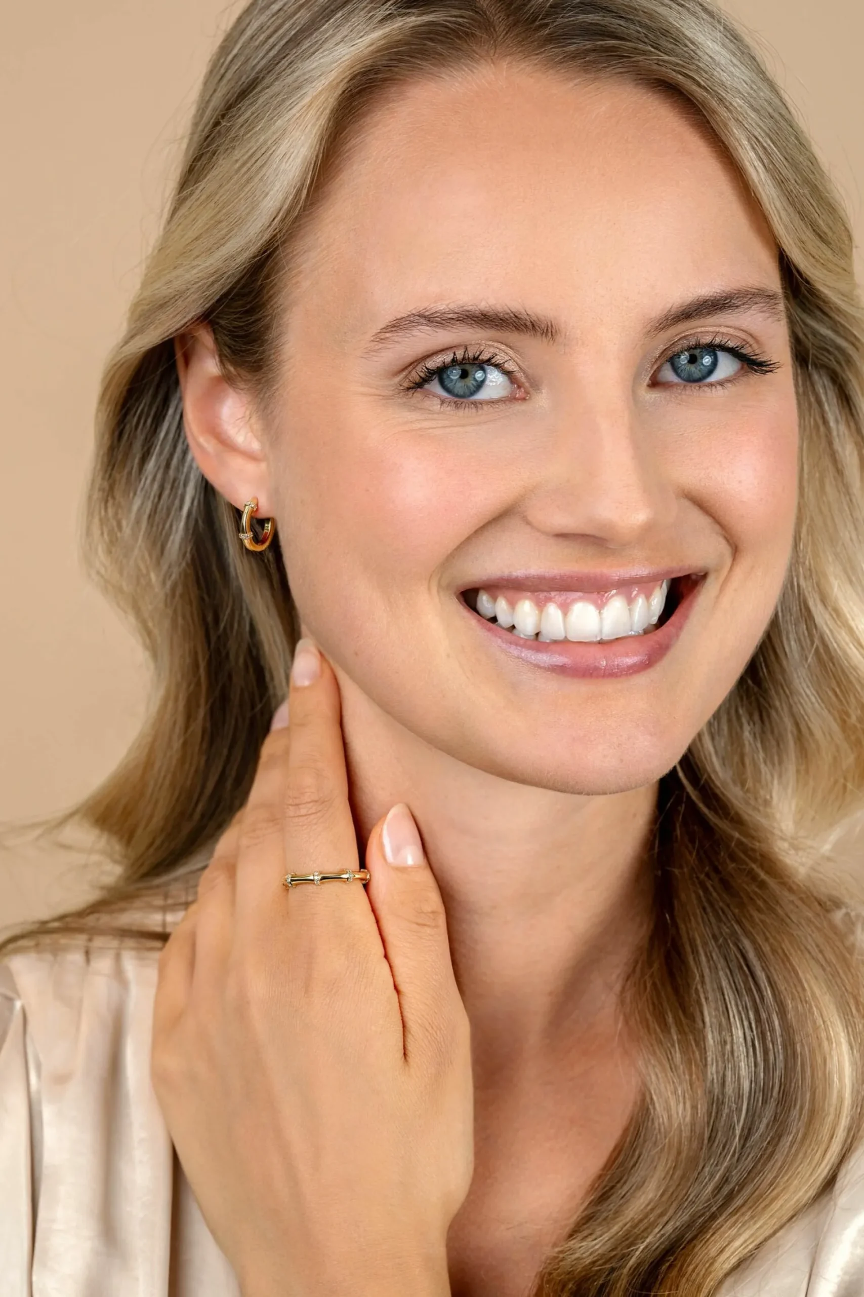 15mm ZINZI gold plated zilveren oorringen met bamboo uitstraling, bezet met witte zirkonia's en luxe klapsluiting ZIO2687Y