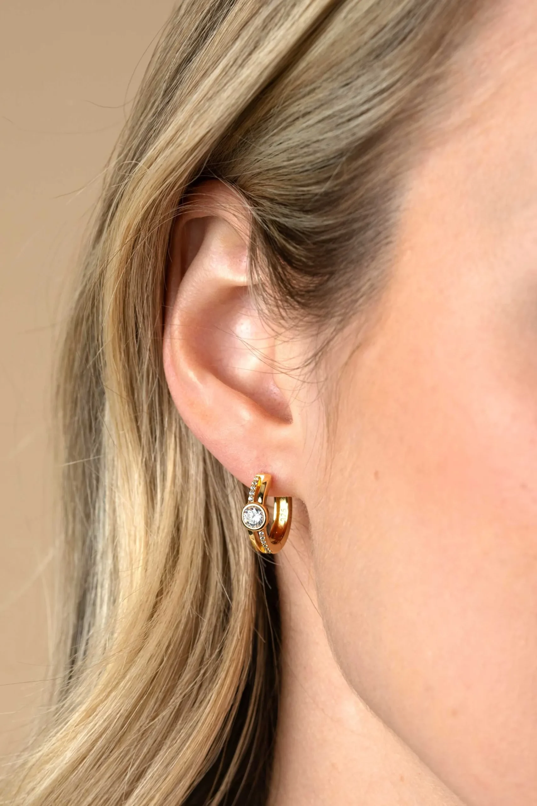 15,5mm ZINZI gold plated zilveren oorringen met ronde kastzetting en multilook uitstraling, bezet met witte zirconia's en luxe klapsluiting ZIO2625